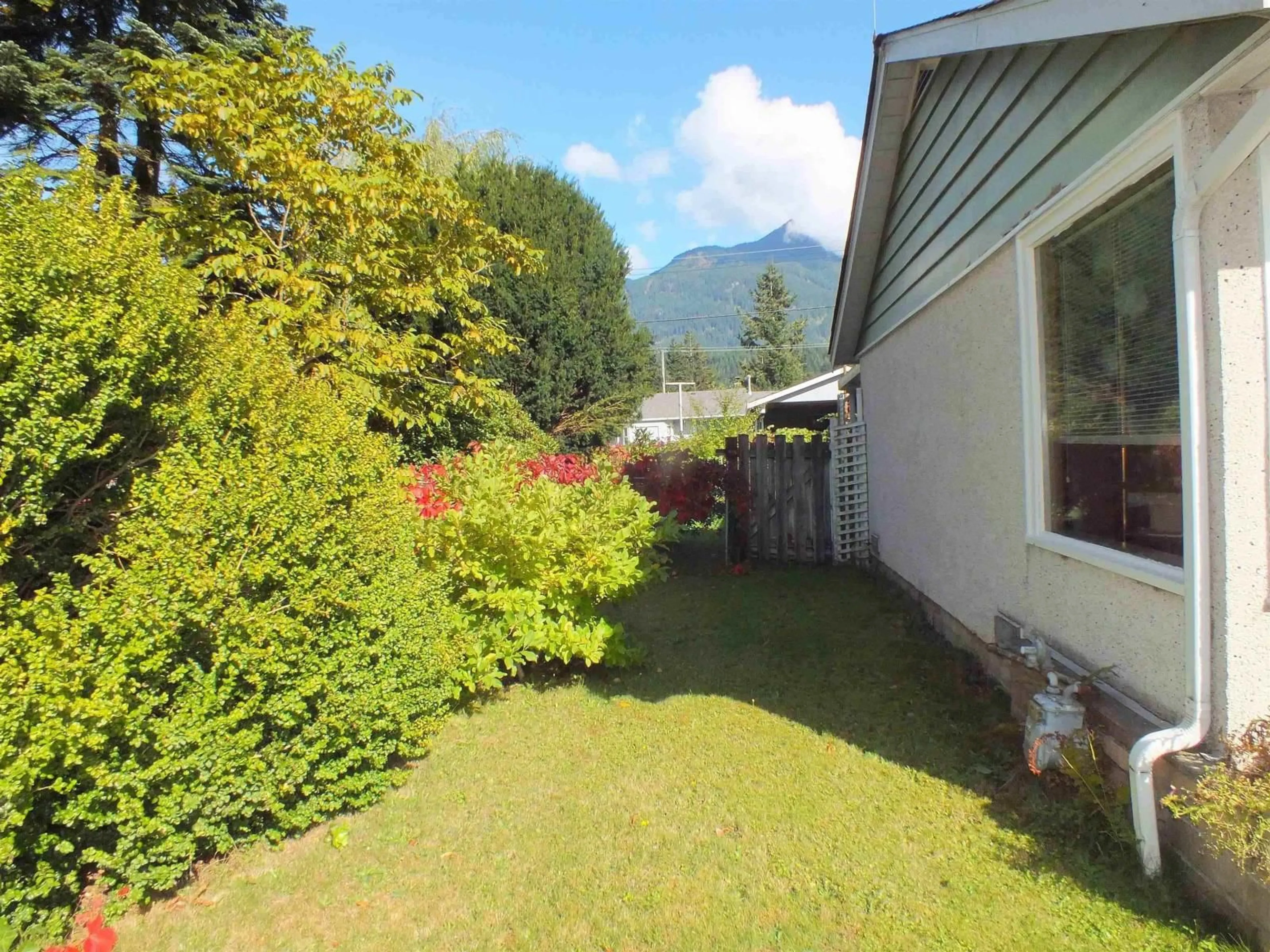 A pic from outside/outdoor area/front of a property/back of a property/a pic from drone, mountain view for 547 HEMLOCK AVENUE|Hope, Hope British Columbia V0X1L0