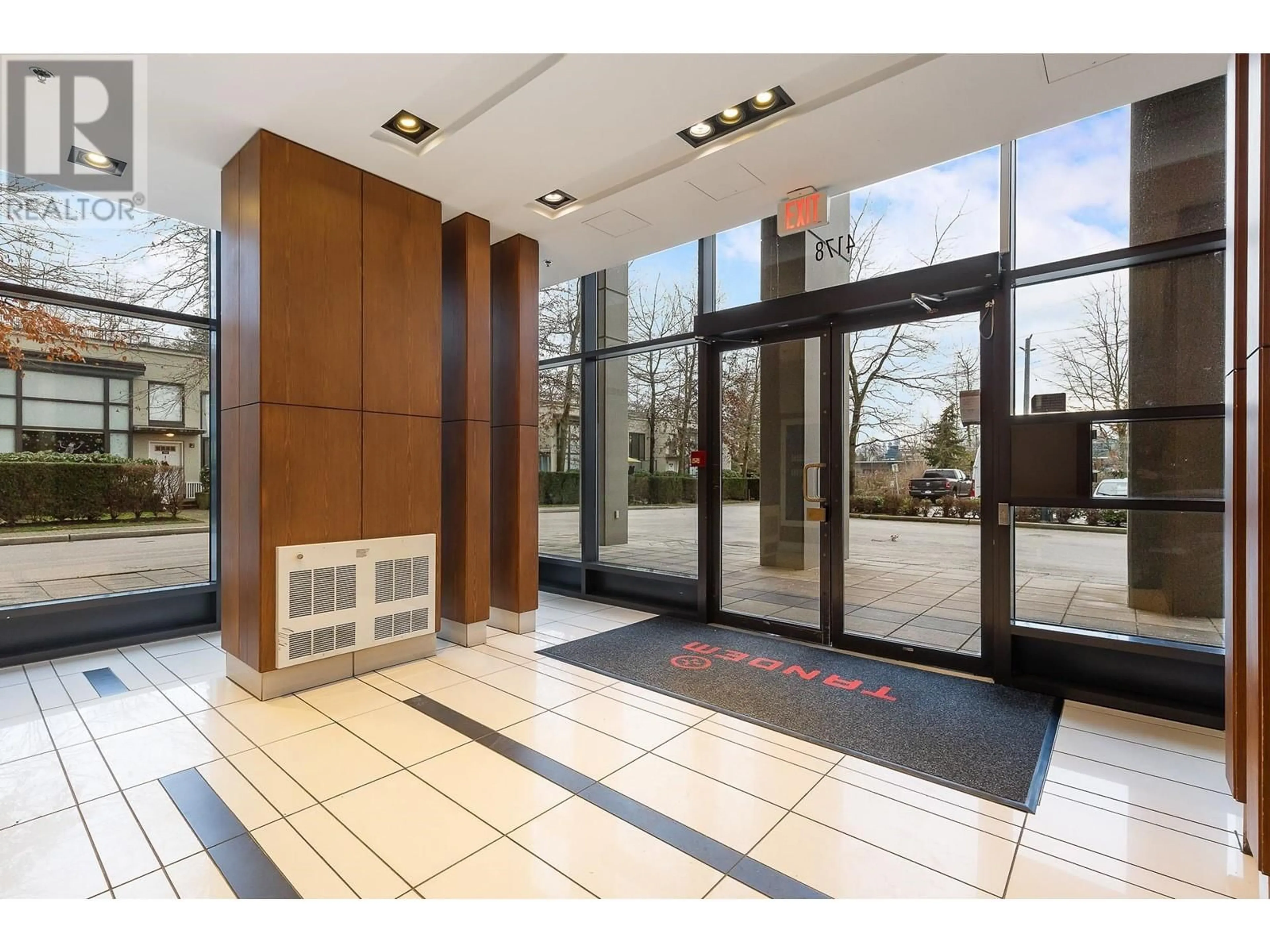 Indoor foyer for 1908 4178 DAWSON STREET, Burnaby British Columbia V5C0A1