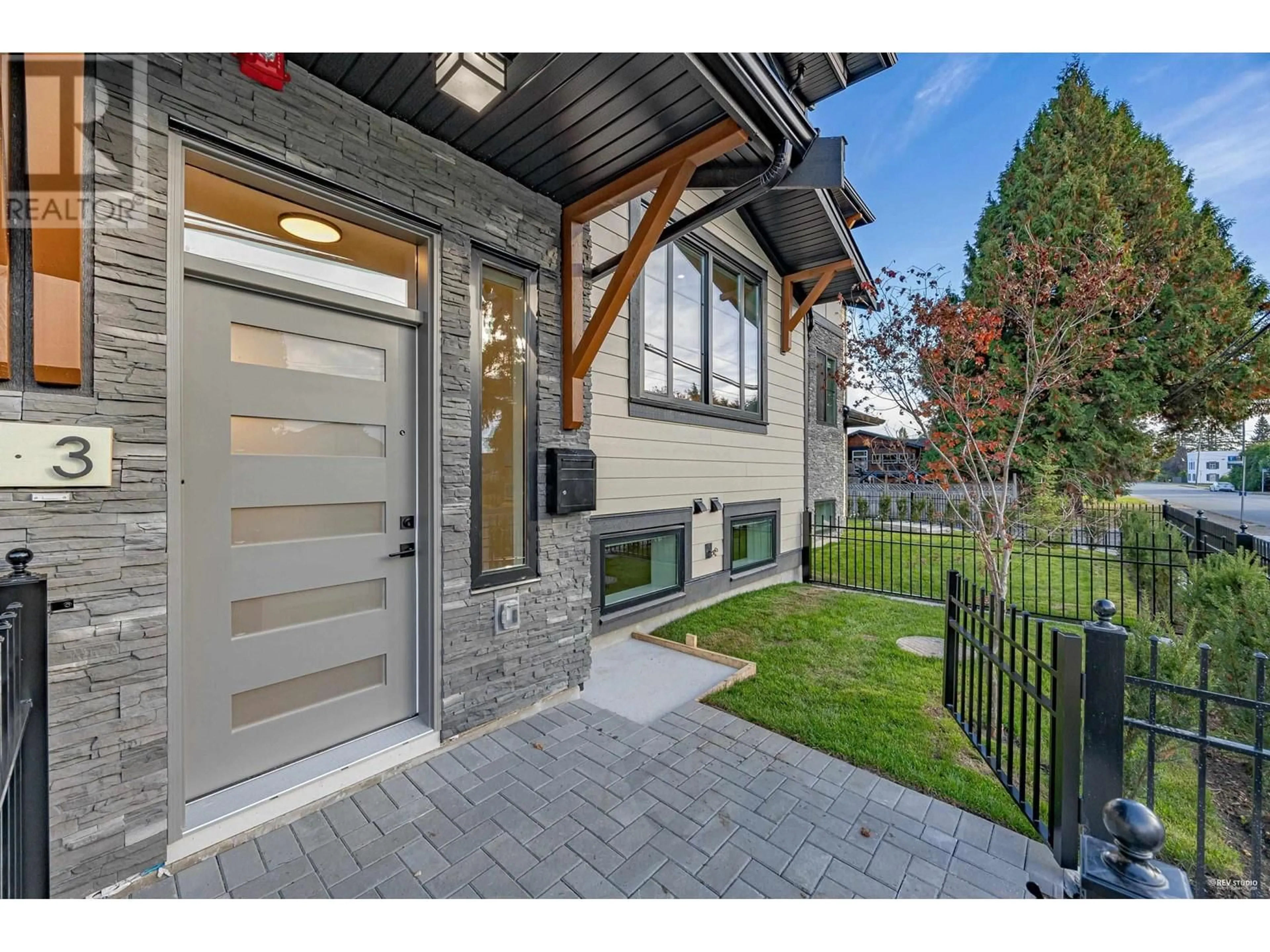 Indoor entryway for 3 11384 207 STREET, Maple Ridge British Columbia V2X1W6