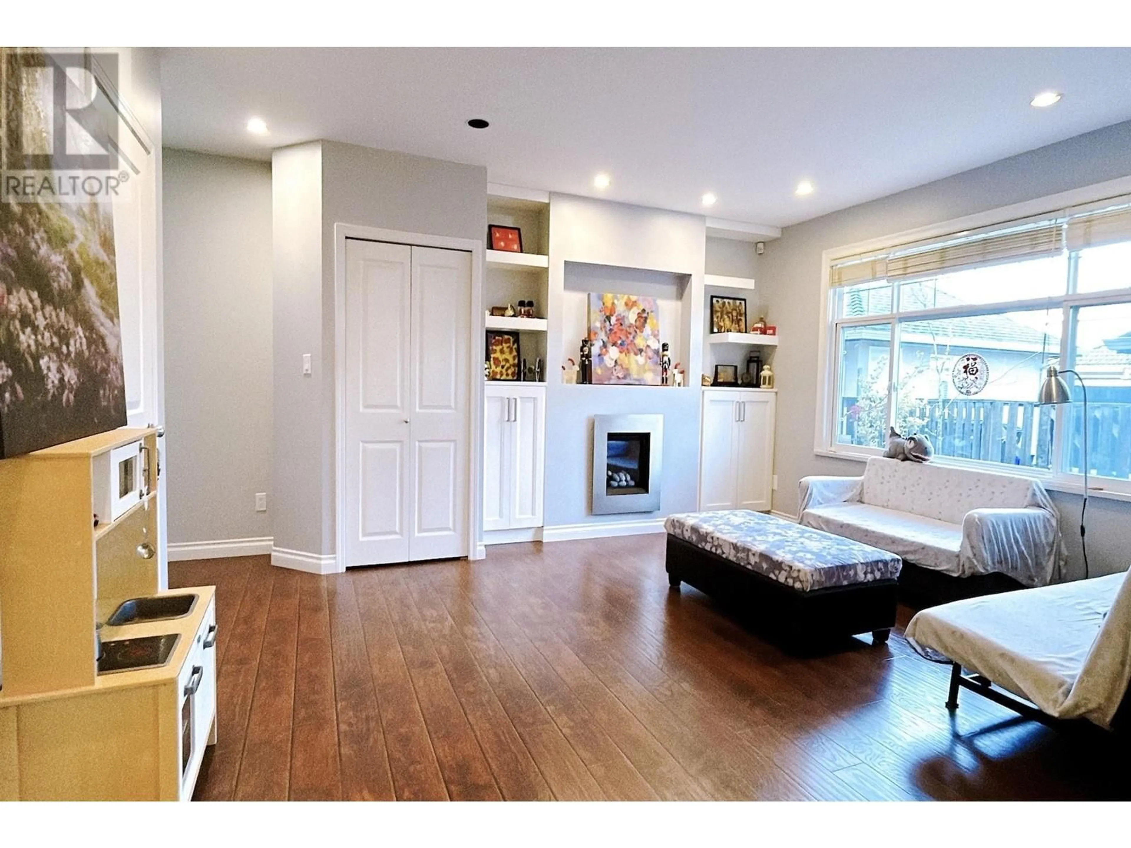 Living room with furniture, wood/laminate floor for 4361 ALBERT STREET, Burnaby British Columbia V5C2E9