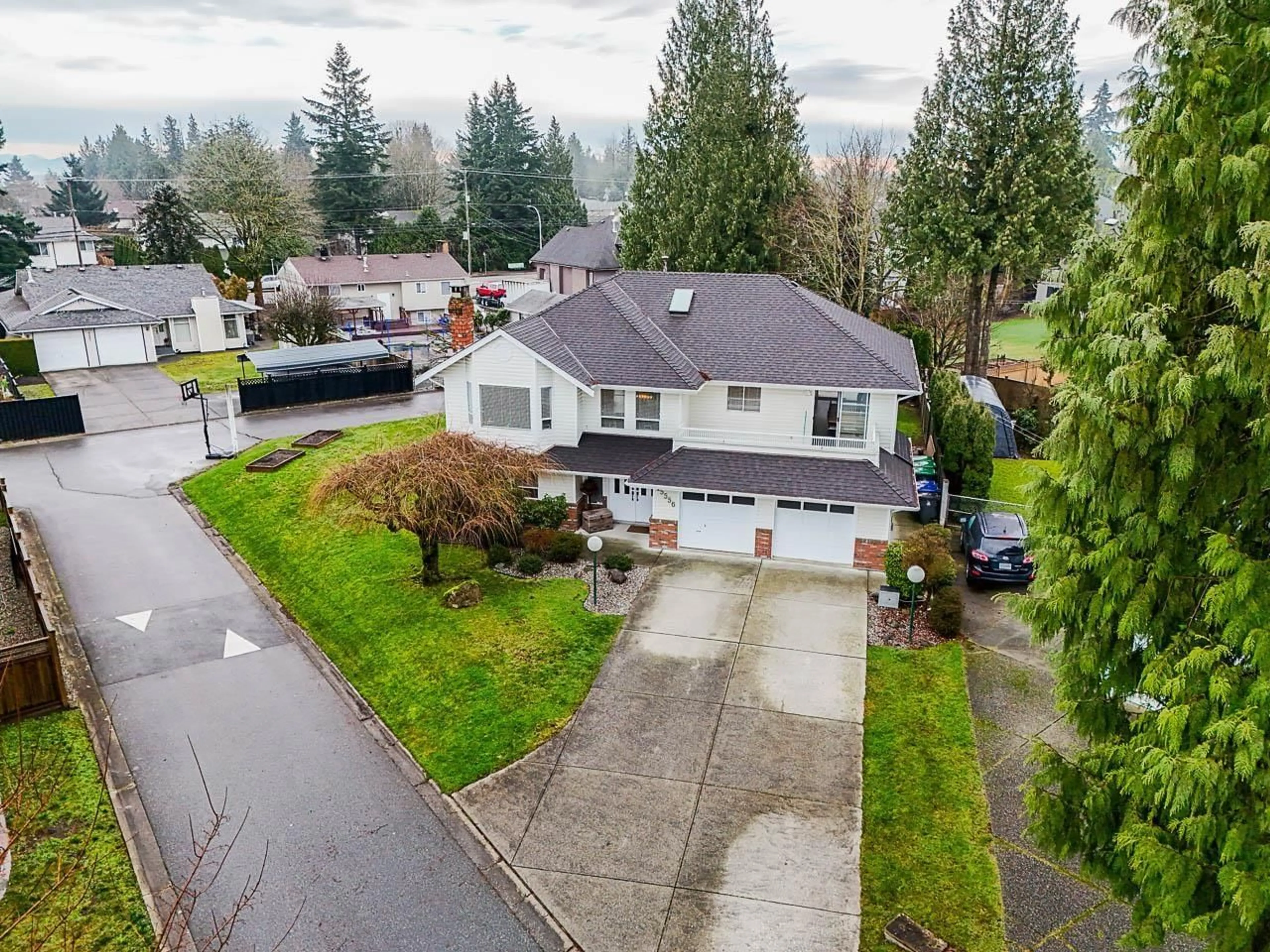 A pic from outside/outdoor area/front of a property/back of a property/a pic from drone, street for 15556 92A AVENUE, Surrey British Columbia V3R9B3