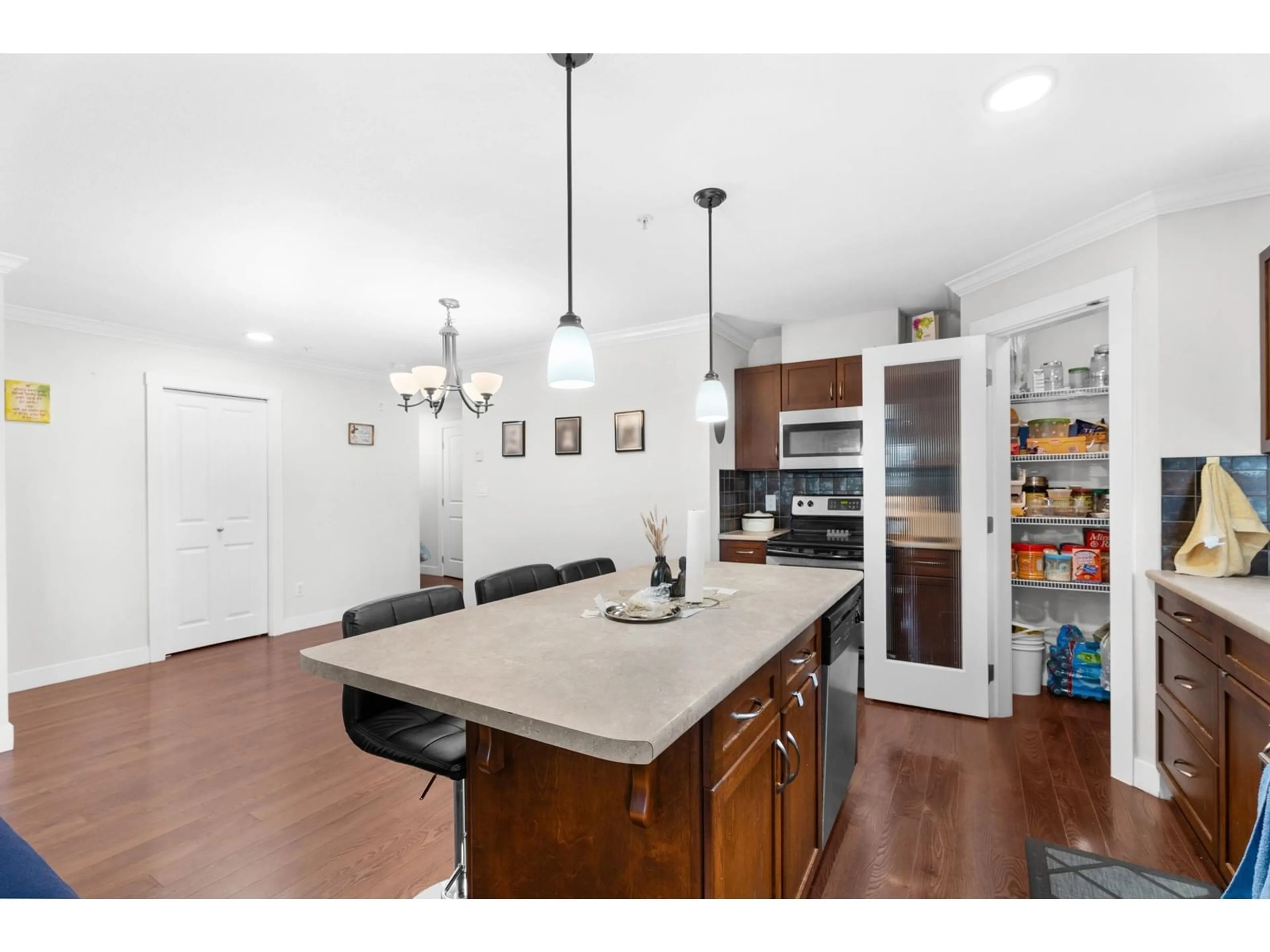 Open concept kitchen, unknown for 208 2038 SANDALWOOD CRESCENT, Abbotsford British Columbia V2S3H6