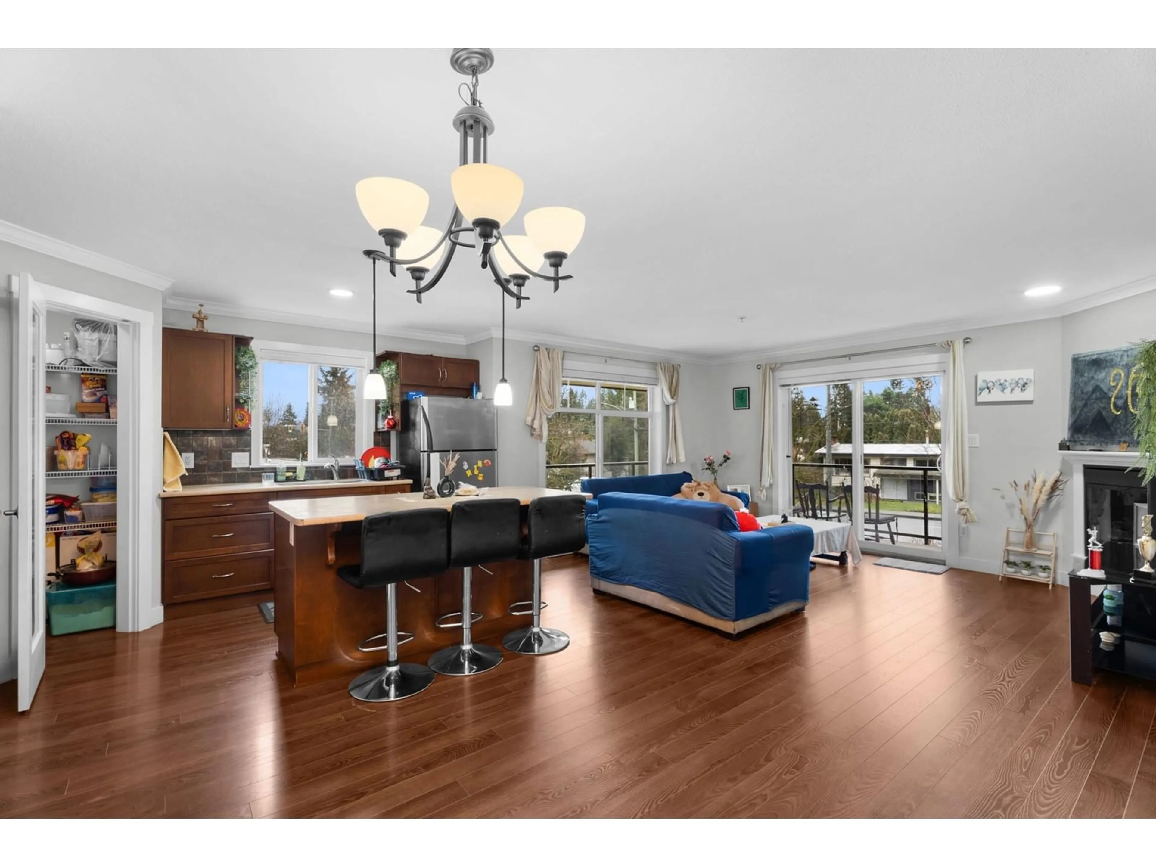 Open concept kitchen, wood/laminate floor for 208 2038 SANDALWOOD CRESCENT, Abbotsford British Columbia V2S3H6