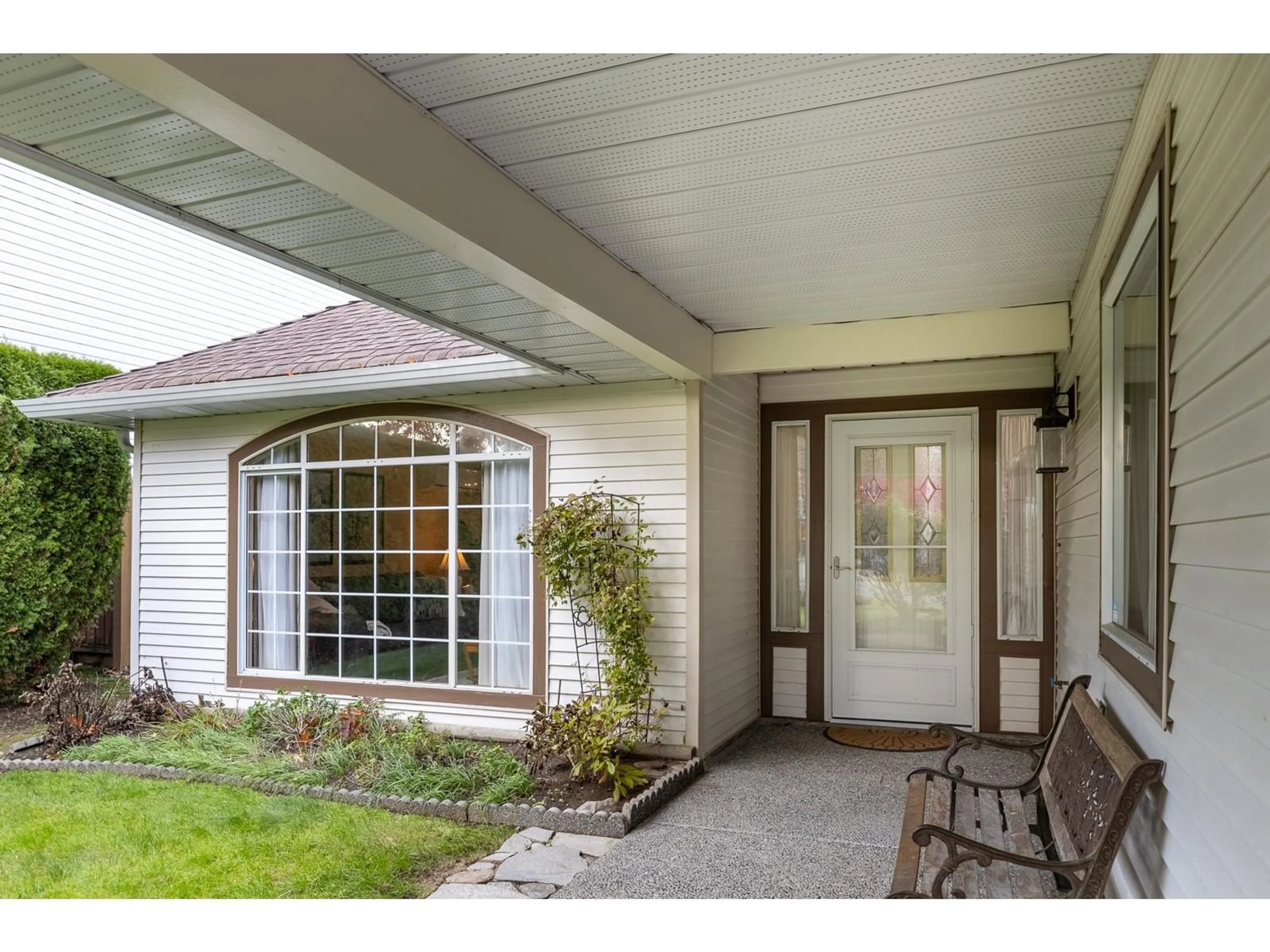 Indoor entryway for 15719 95 AVENUE, Surrey British Columbia V4N3B6