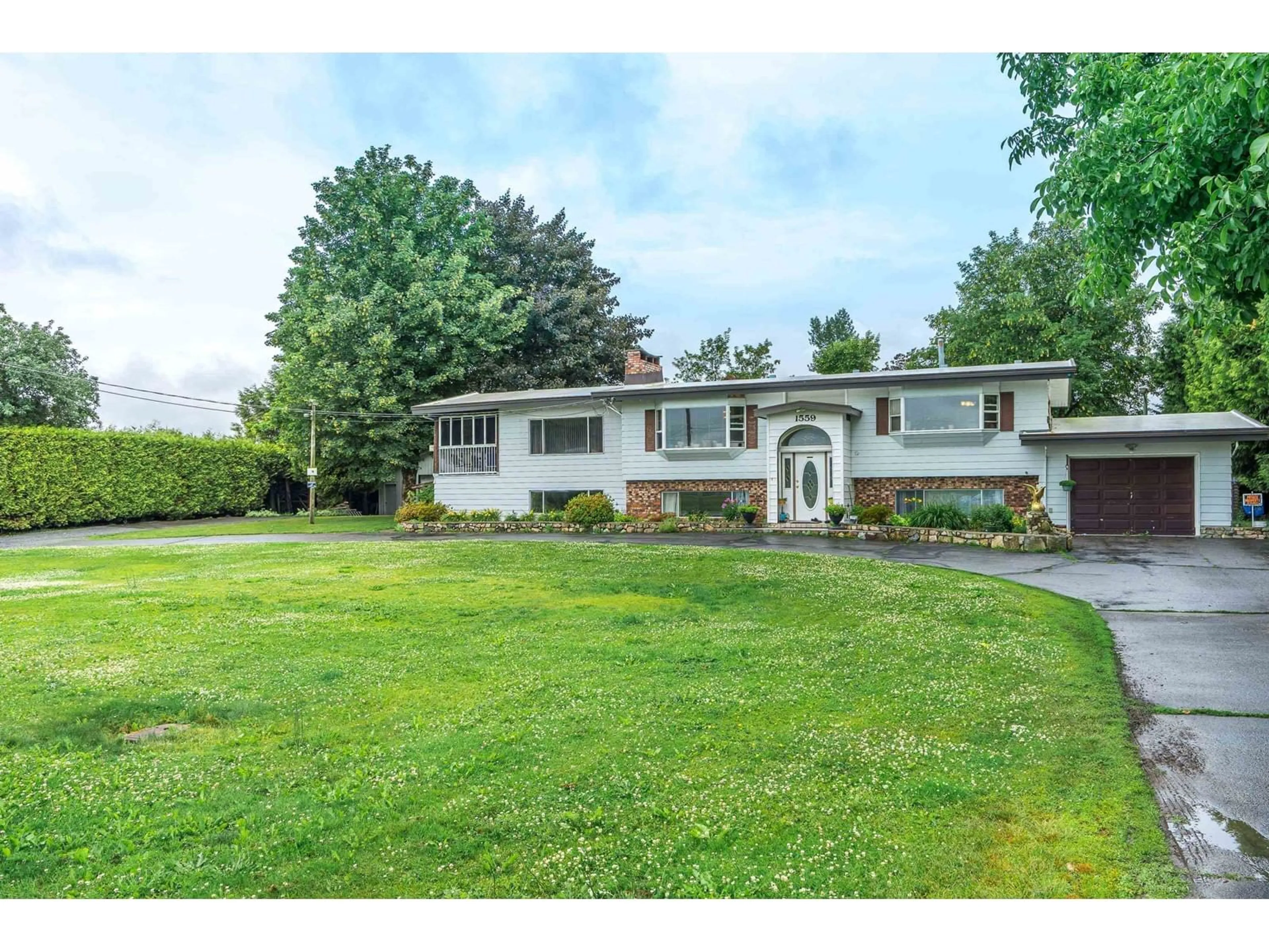 A pic from outside/outdoor area/front of a property/back of a property/a pic from drone, street for 1559 WHATCOM, Abbotsford British Columbia V3G1Y9