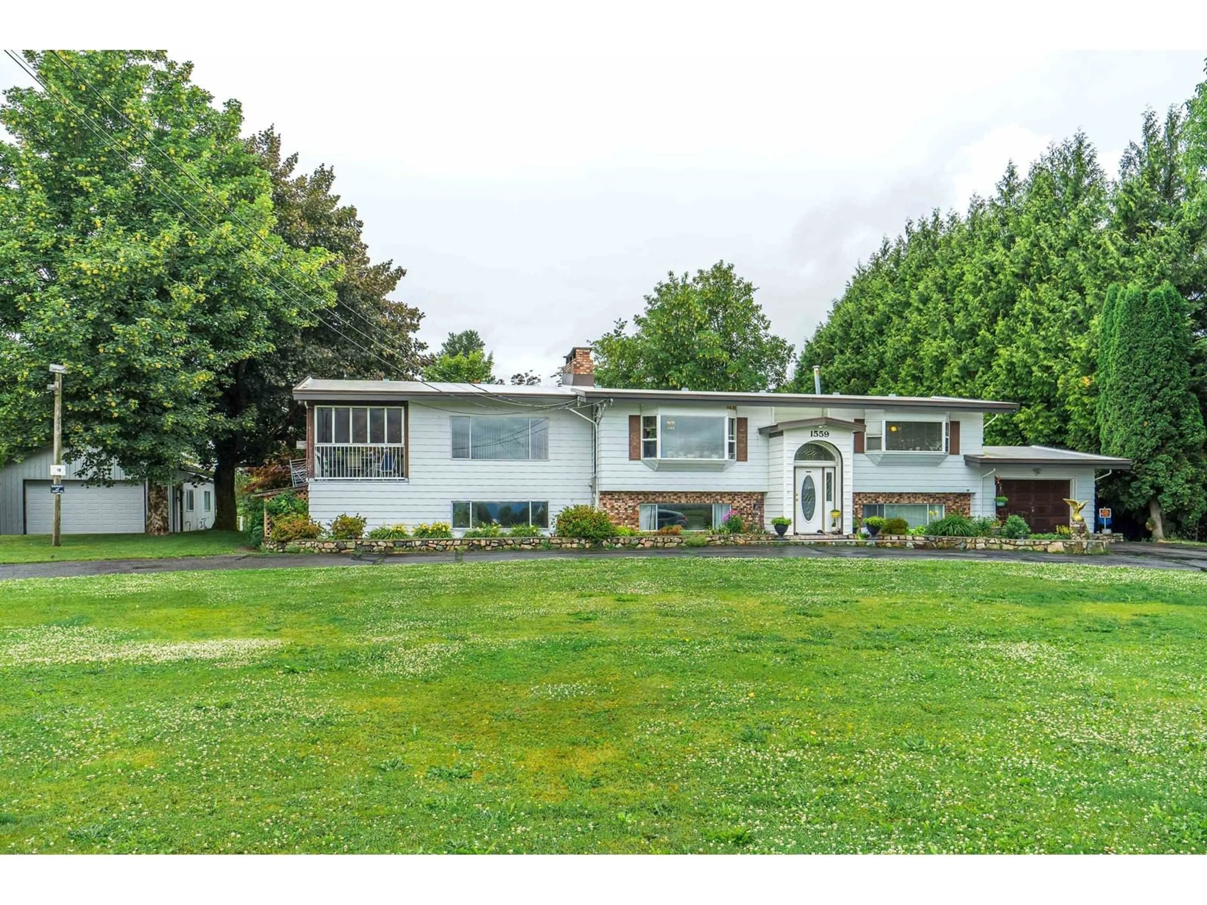 A pic from outside/outdoor area/front of a property/back of a property/a pic from drone, street for 1559 WHATCOM, Abbotsford British Columbia V3G1Y9