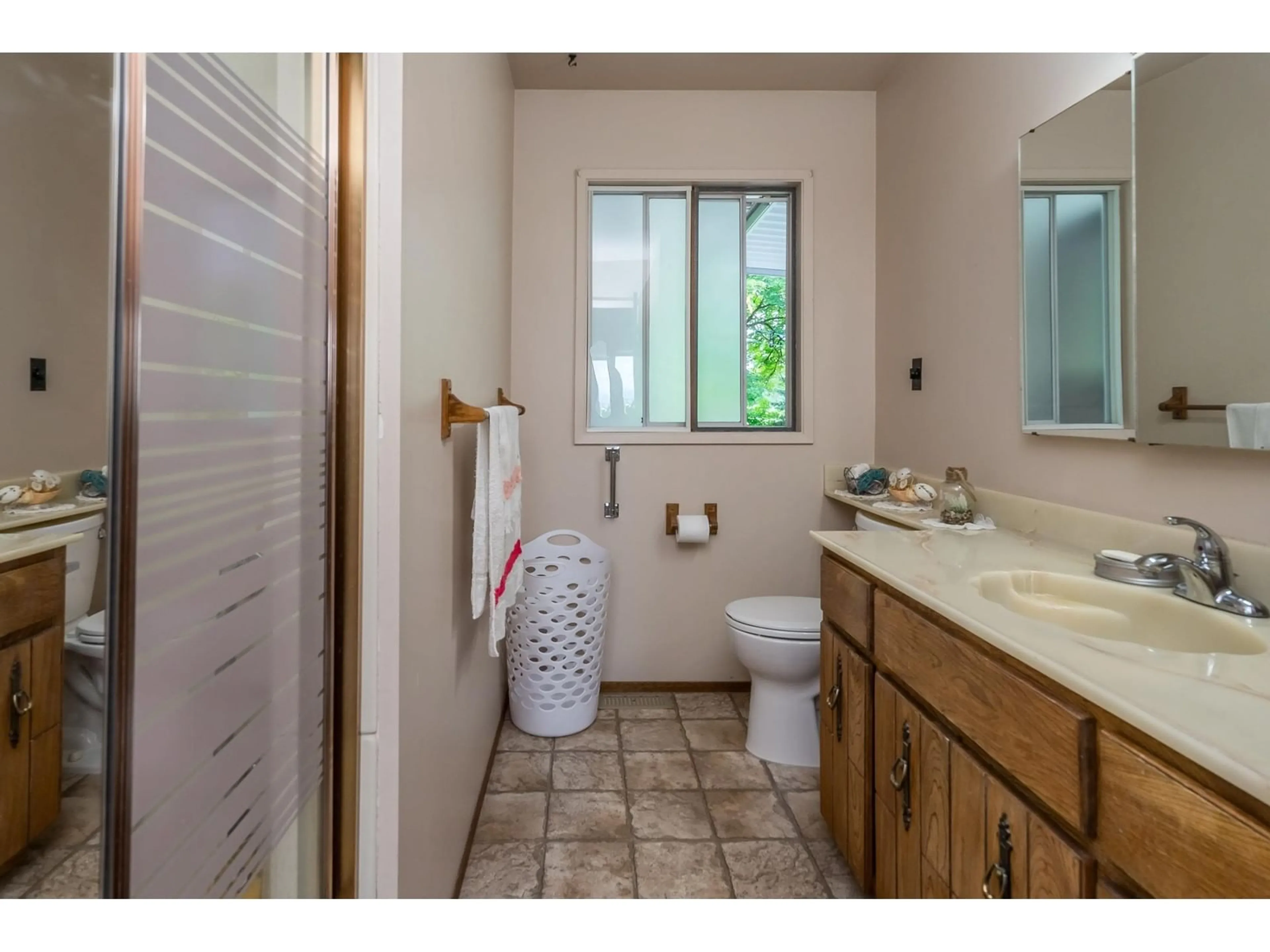 Standard bathroom, ceramic/tile floor for 1559 WHATCOM, Abbotsford British Columbia V3G1Y9