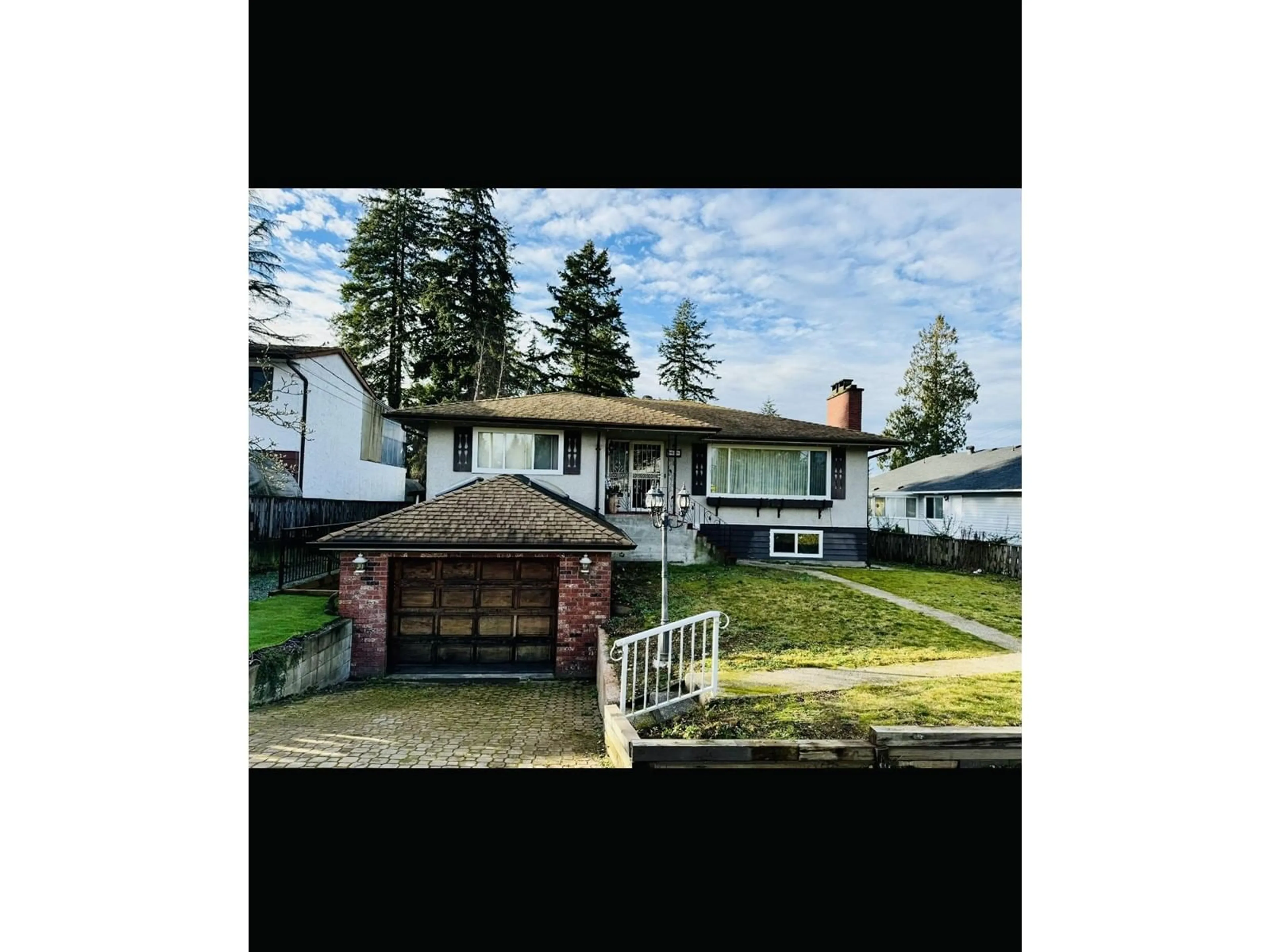 A pic from outside/outdoor area/front of a property/back of a property/a pic from drone, street for 9889 118B STREET, Surrey British Columbia V3V4B1