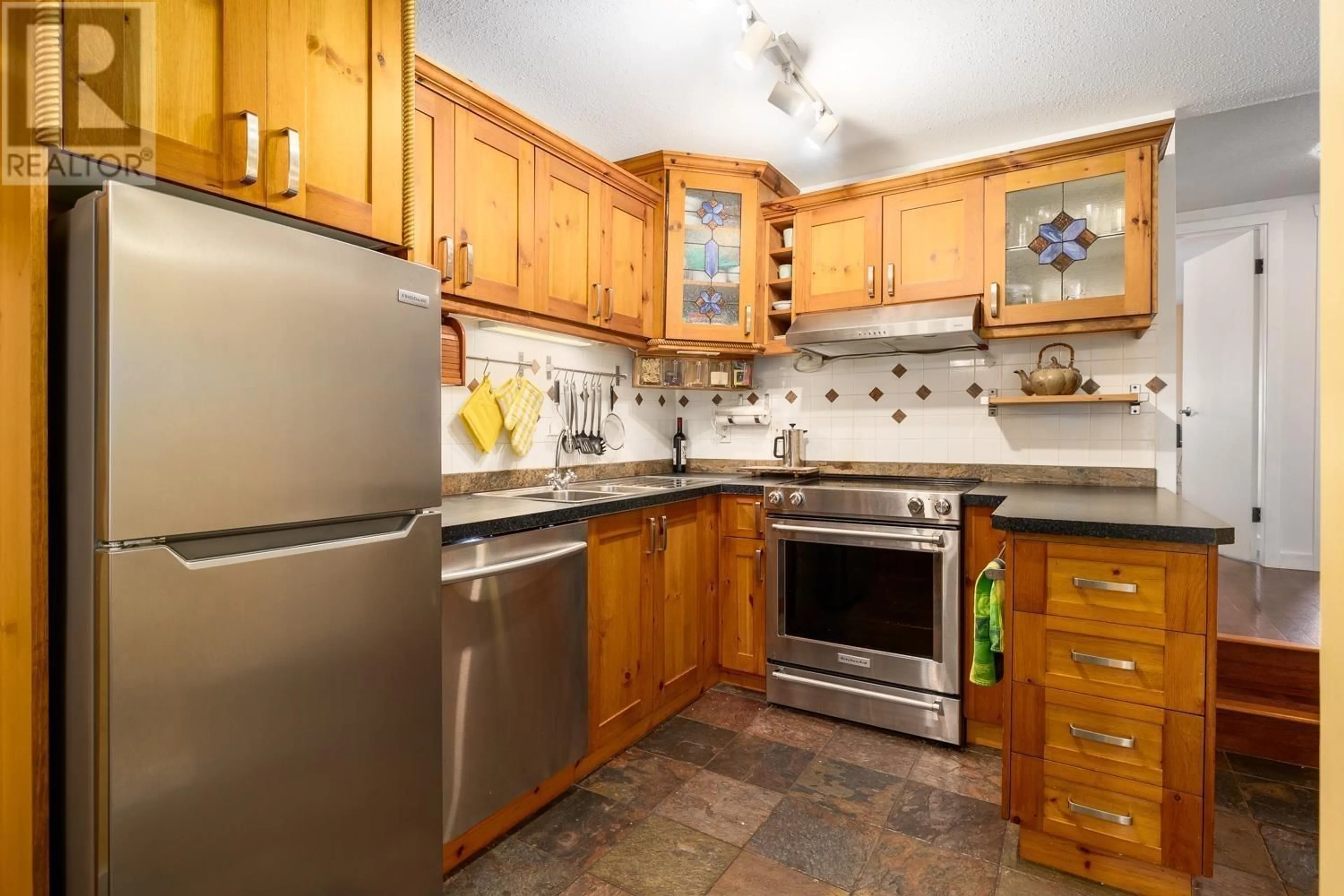 Standard kitchen, unknown for 101 825 W 7TH AVENUE, Vancouver British Columbia V5Z1C2