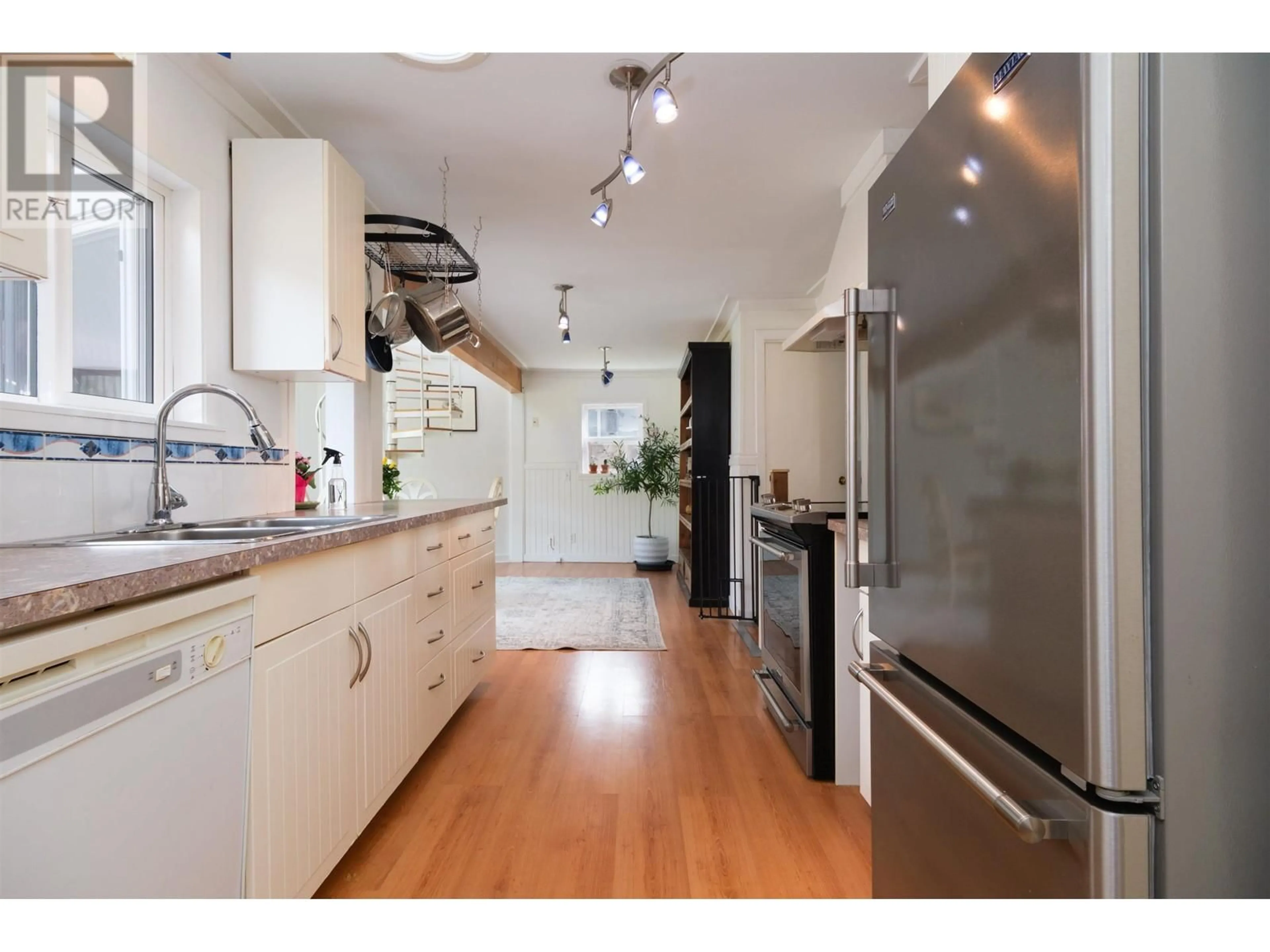 Open concept kitchen, unknown for 8098 REDROOFFS ROAD, Halfmoon Bay British Columbia V7Z1C7