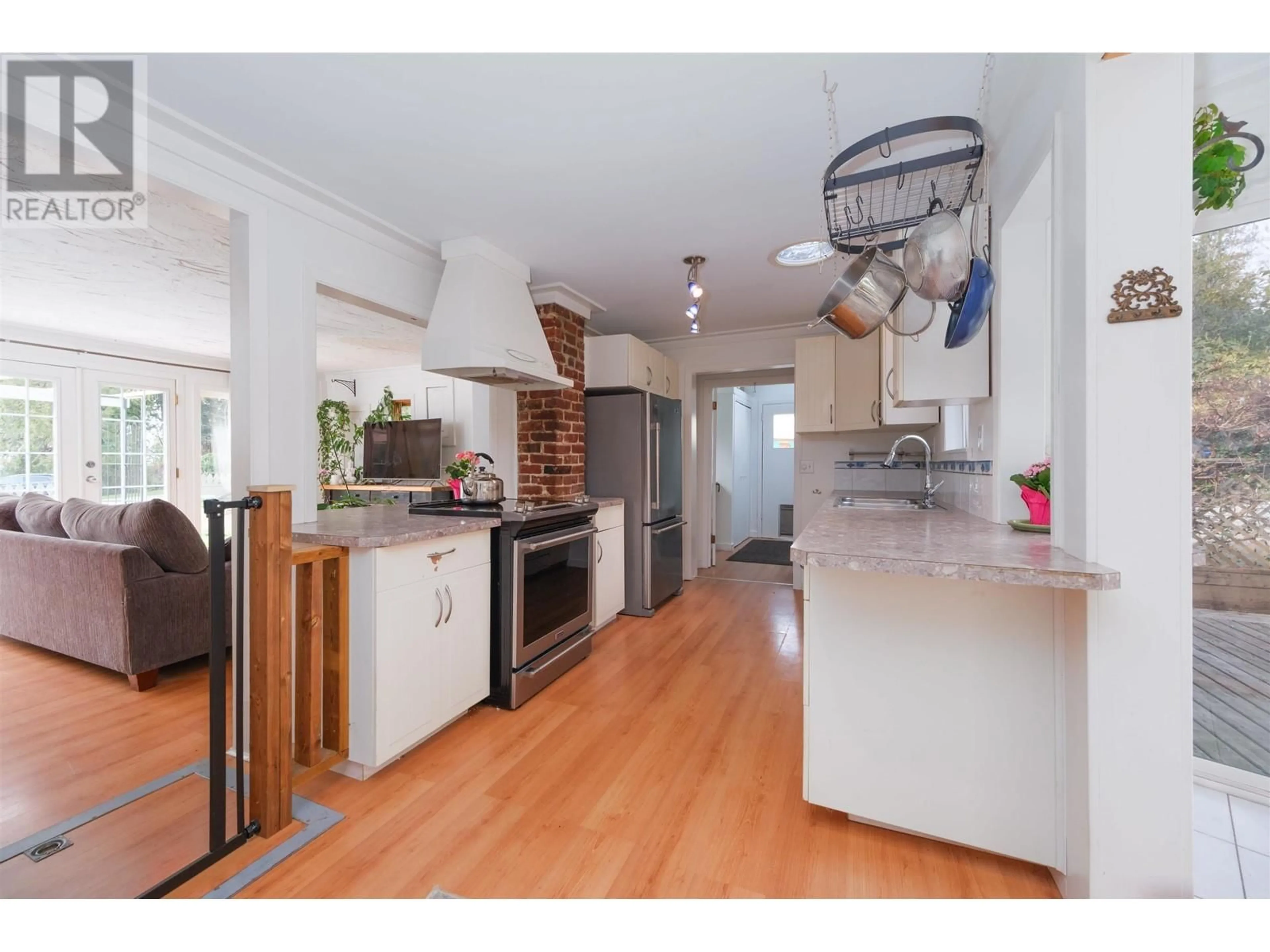 Open concept kitchen, unknown for 8098 REDROOFFS ROAD, Halfmoon Bay British Columbia V7Z1C7