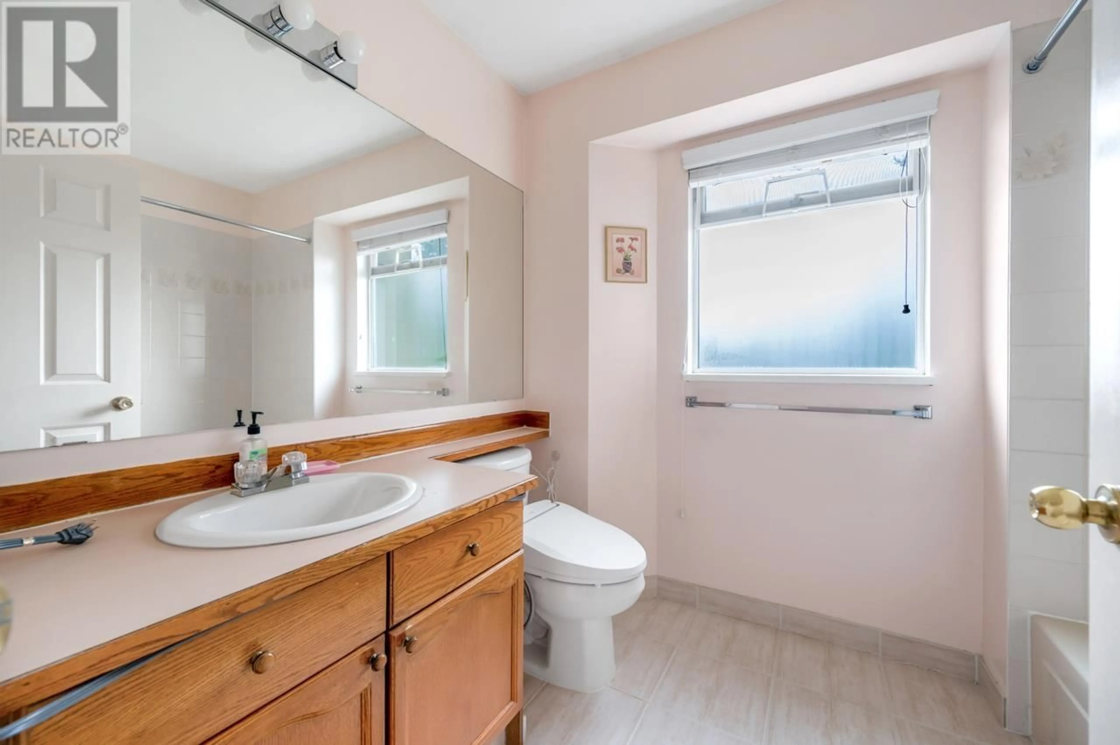 Standard bathroom, ceramic/tile floor for 4 7188 EDMONDS STREET, Burnaby British Columbia V3N4X6