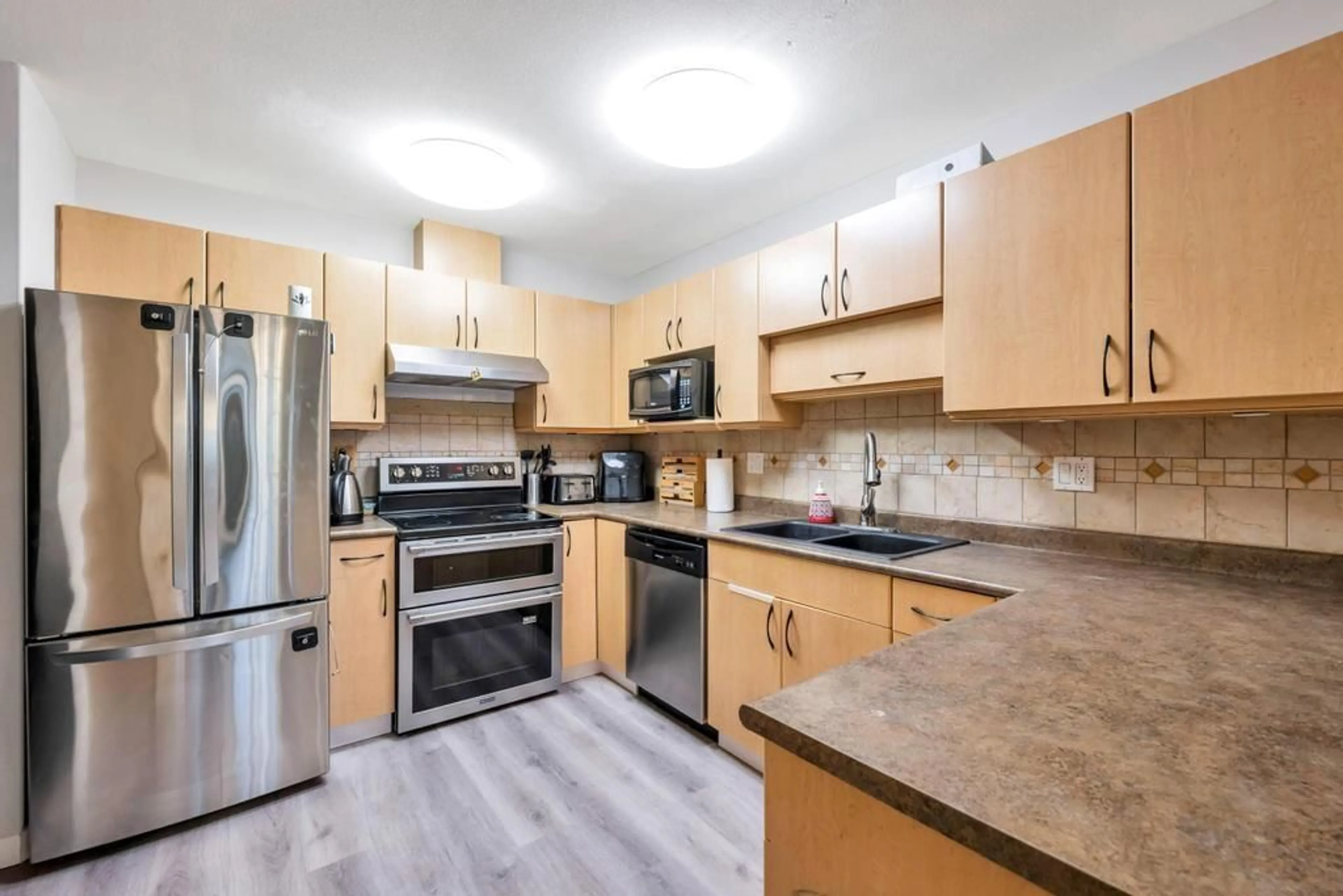 Standard kitchen, unknown for 14 13918 58 AVENUE, Surrey British Columbia V3X3N8