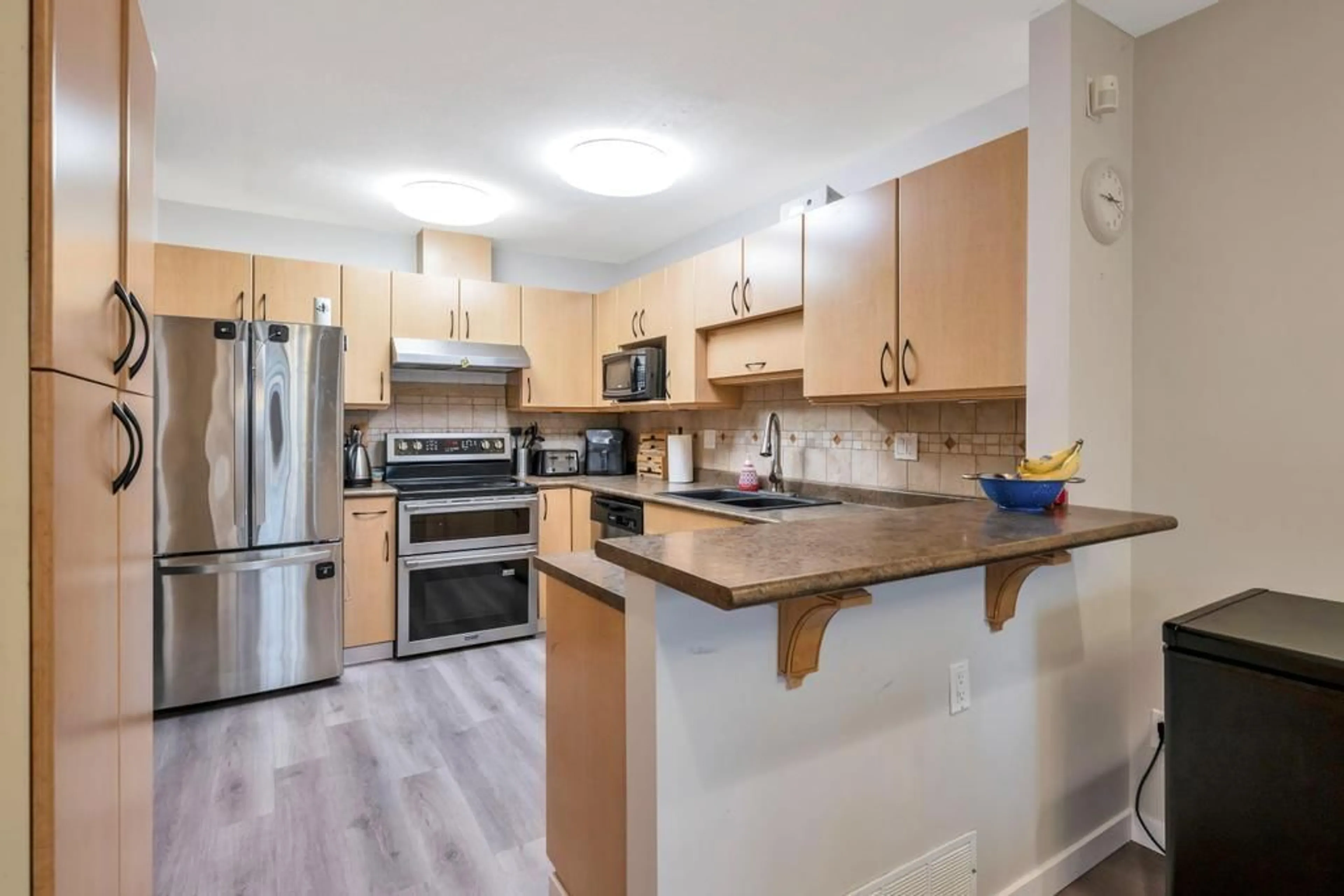 Open concept kitchen, unknown for 14 13918 58 AVENUE, Surrey British Columbia V3X3N8