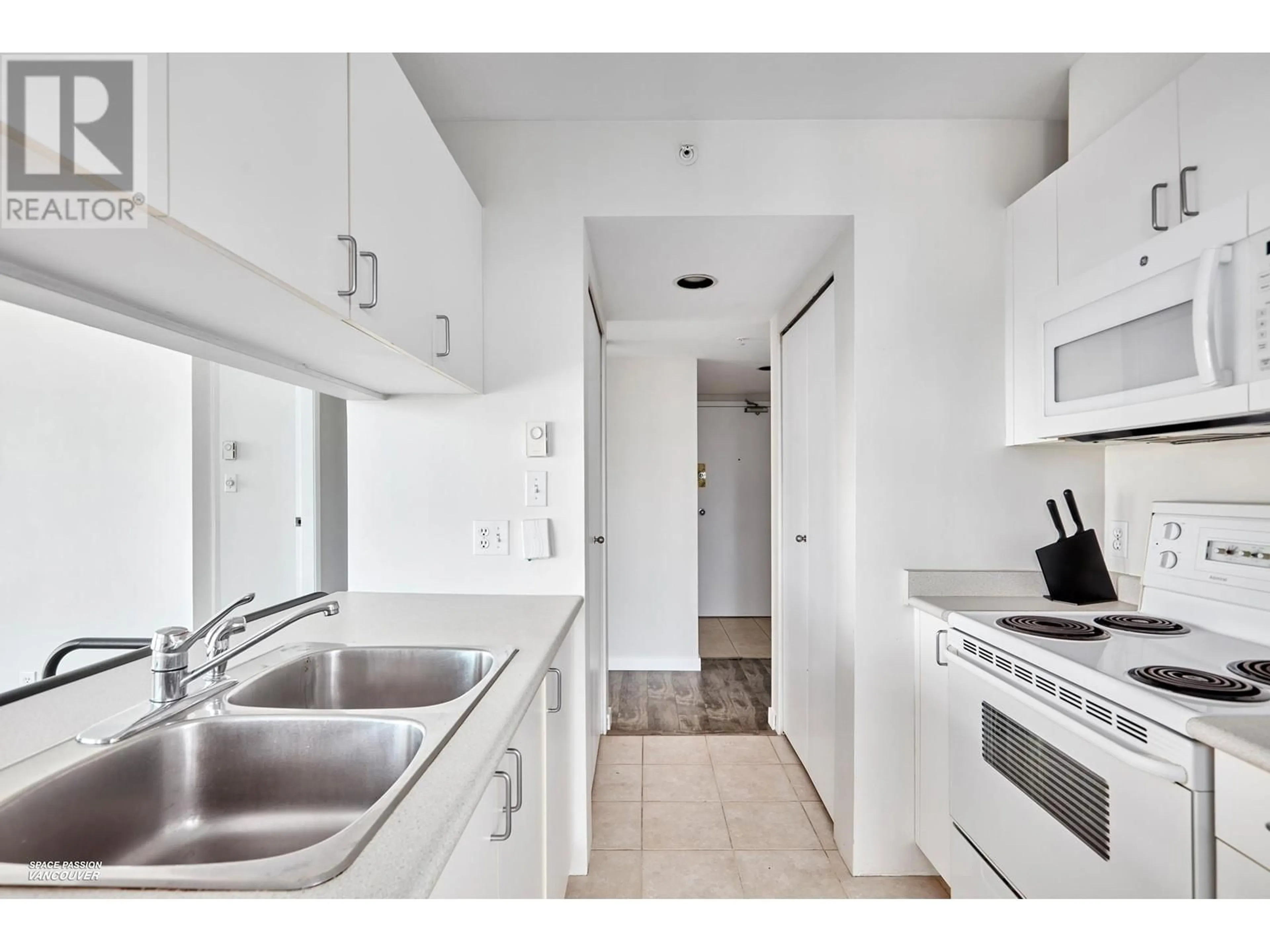 Standard kitchen, unknown for 2904 438 SEYMOUR STREET, Vancouver British Columbia V6B6H4