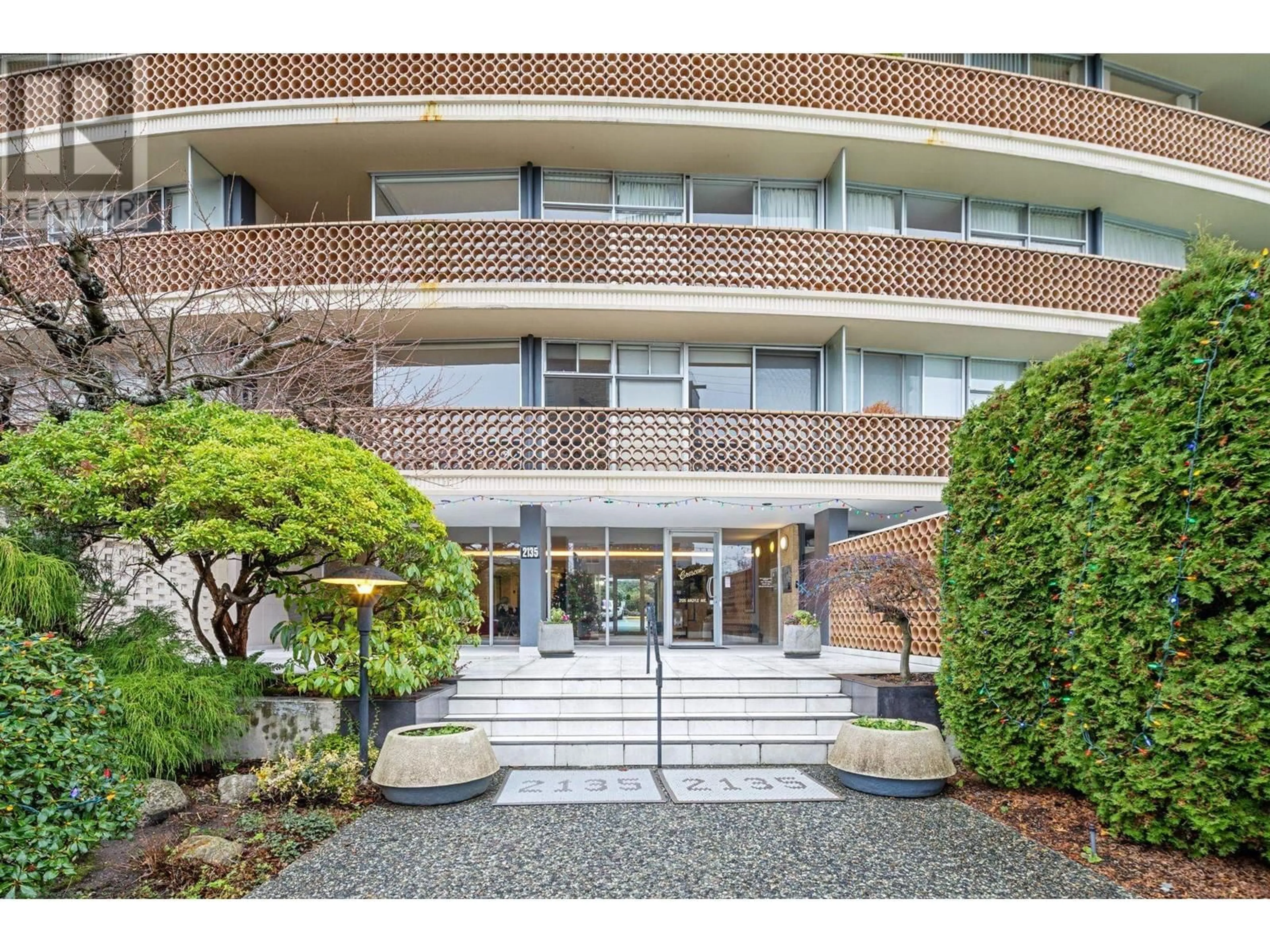 Indoor foyer for 303 2135 ARGYLE AVENUE, West Vancouver British Columbia V7V1A5