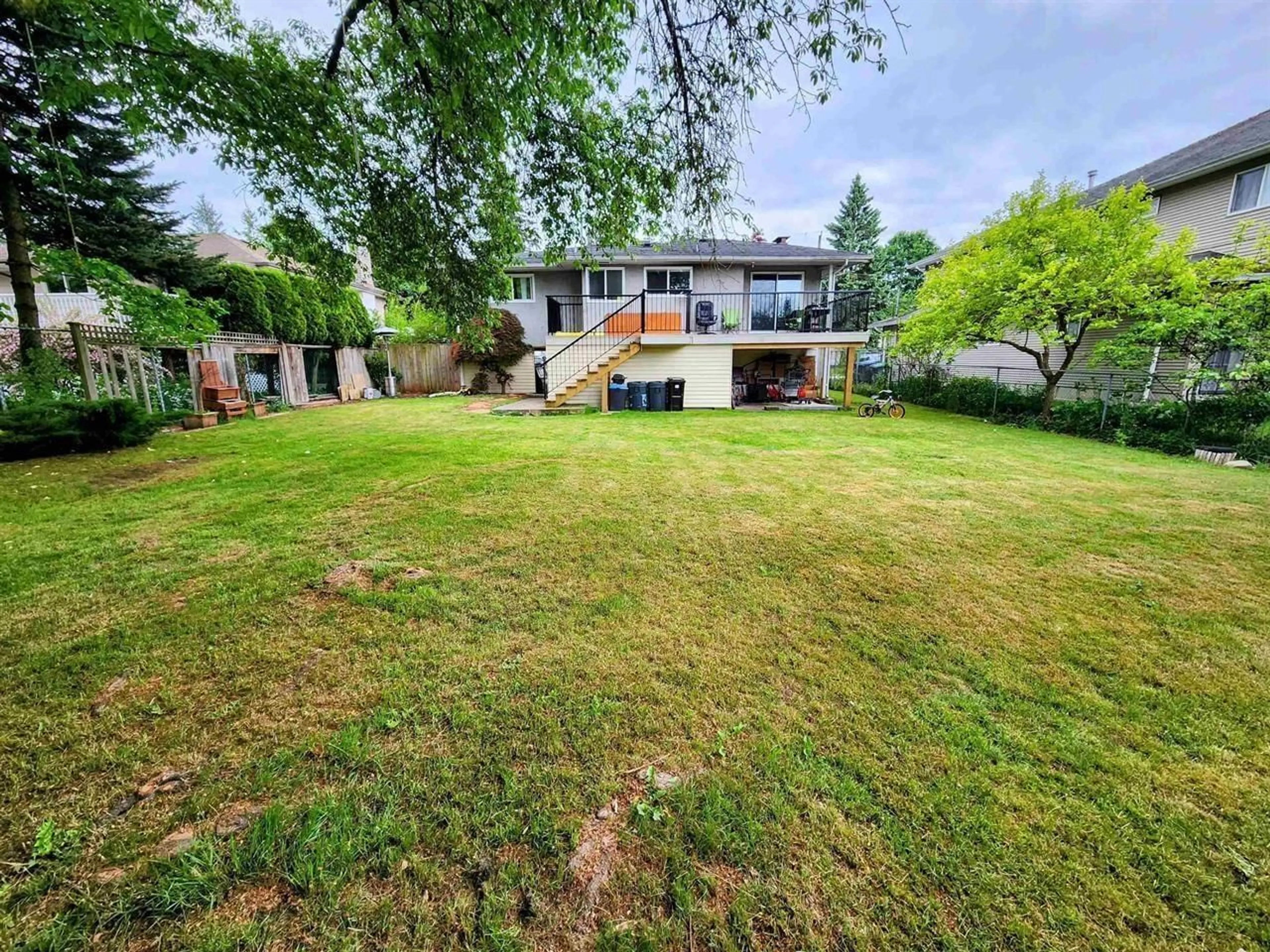 A pic from outside/outdoor area/front of a property/back of a property/a pic from drone, unknown for 14995 BLUEBIRD CRESCENT, Surrey British Columbia V3R4T8