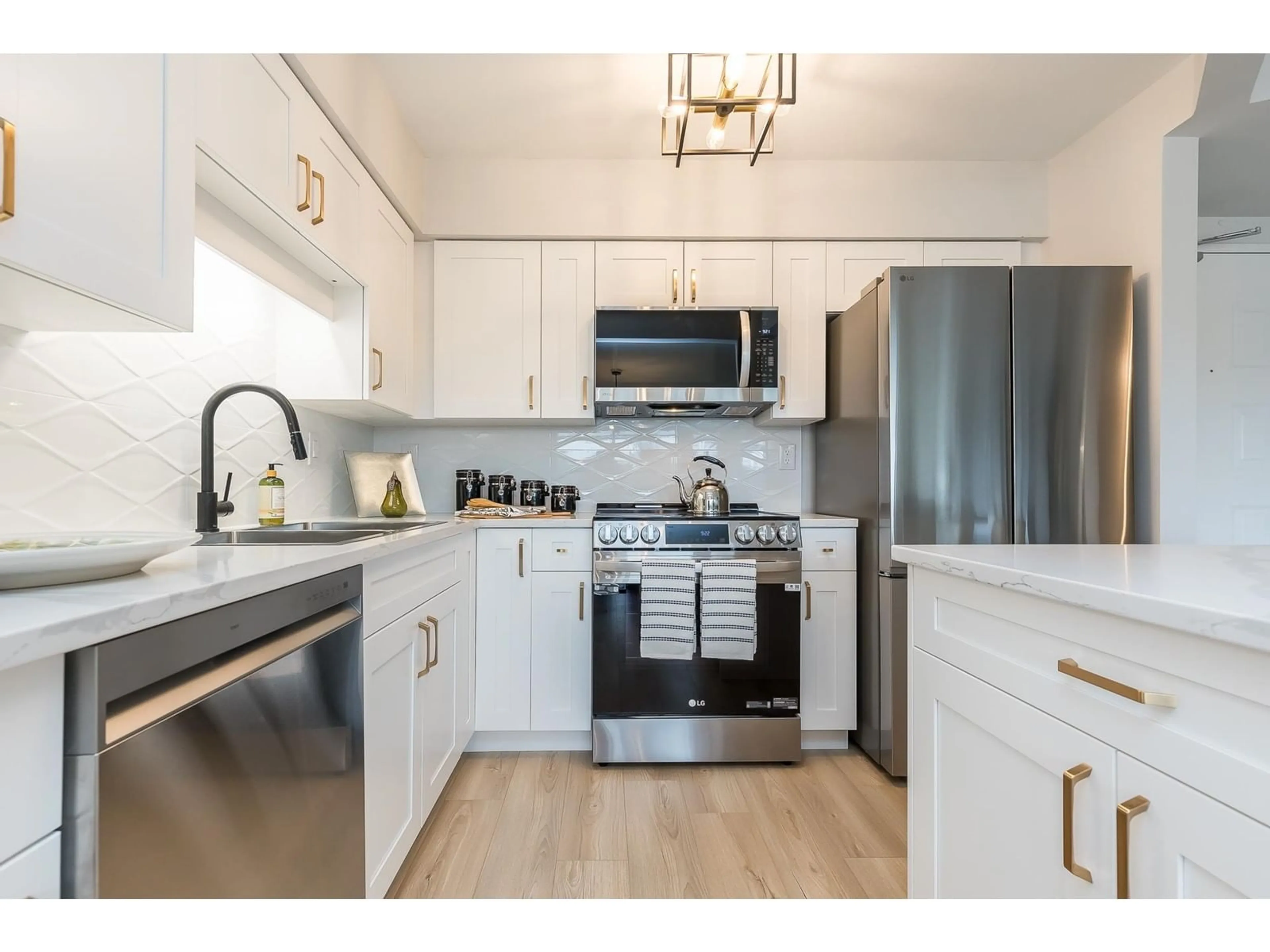 Open concept kitchen, wood/laminate floor for 504 31955 OLD YALE ROAD, Abbotsford British Columbia V2T4N1