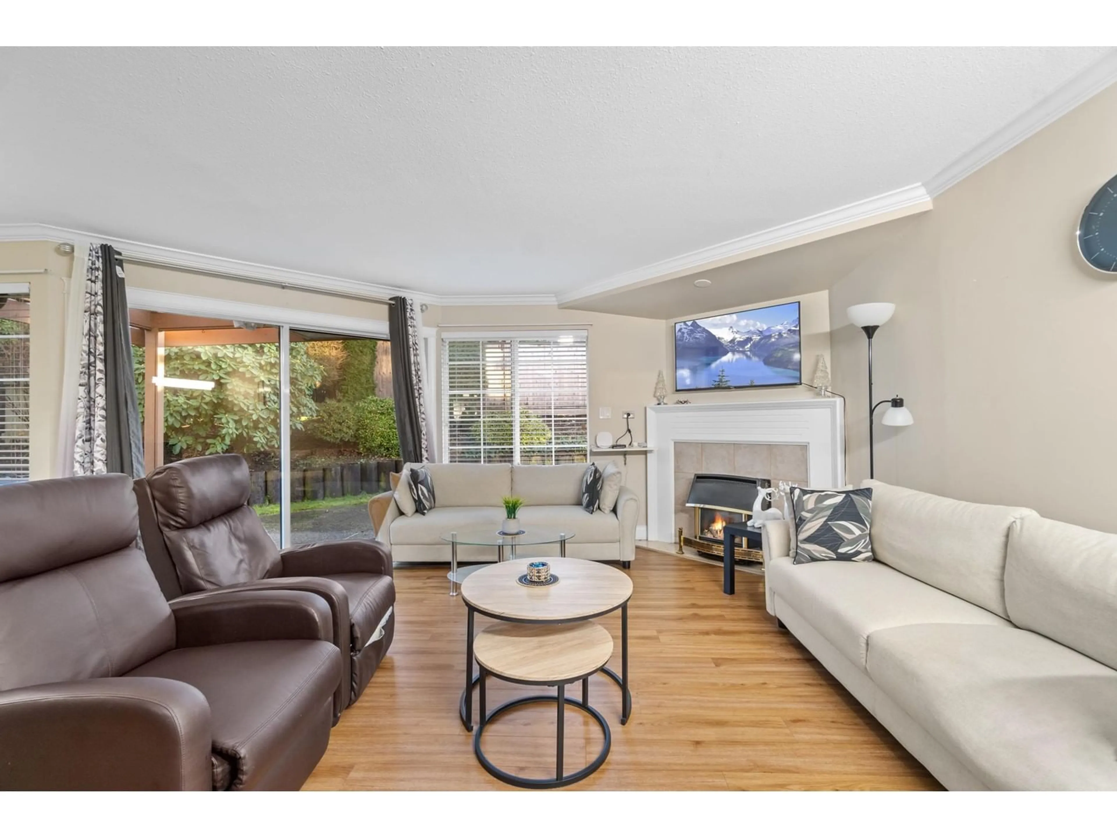 Living room with furniture, wood/laminate floor for 1 32659 GEORGE FERGUSON WAY, Abbotsford British Columbia V2T4E4