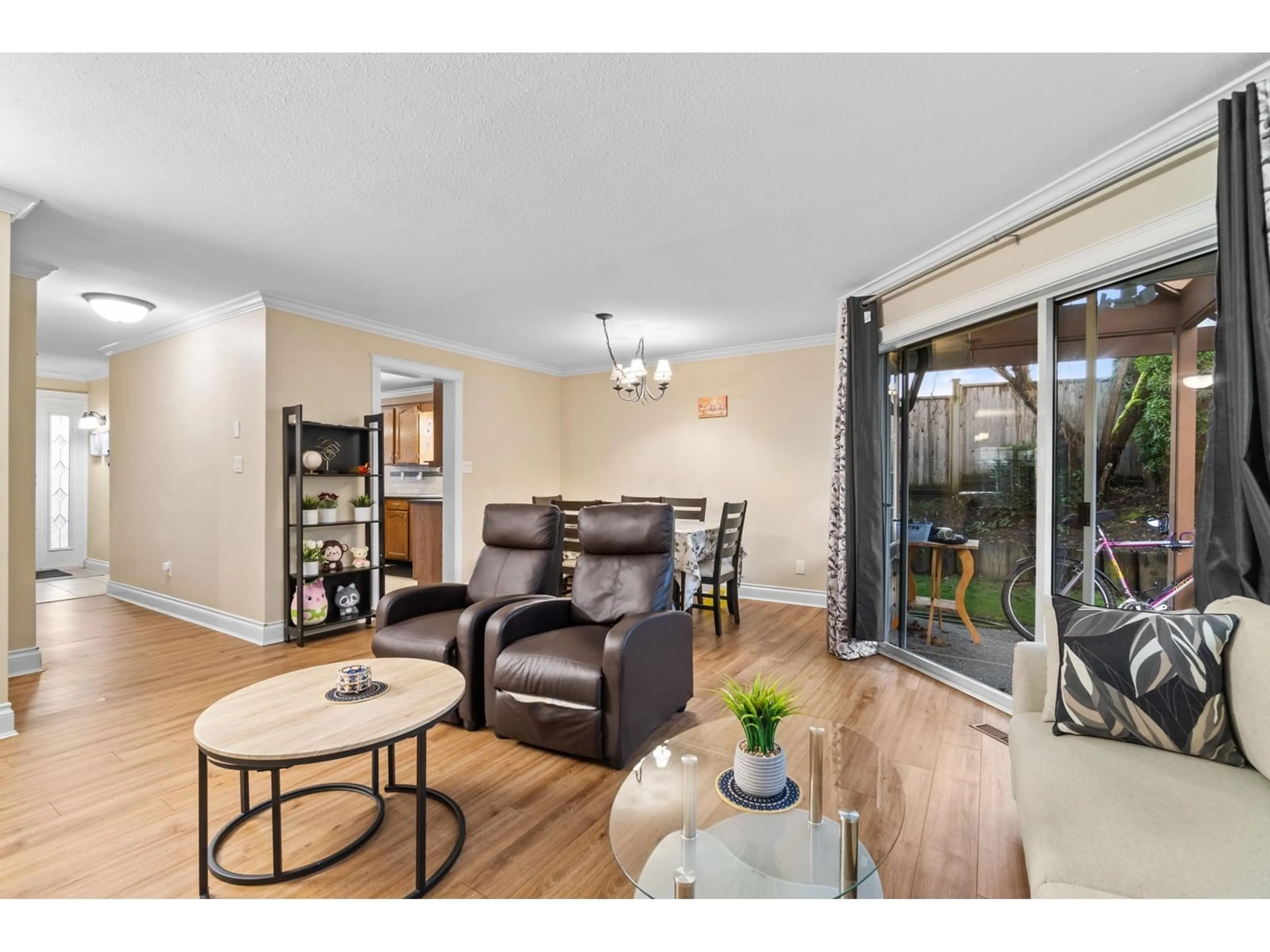 Living room with furniture, wood/laminate floor for 1 32659 GEORGE FERGUSON WAY, Abbotsford British Columbia V2T4E4