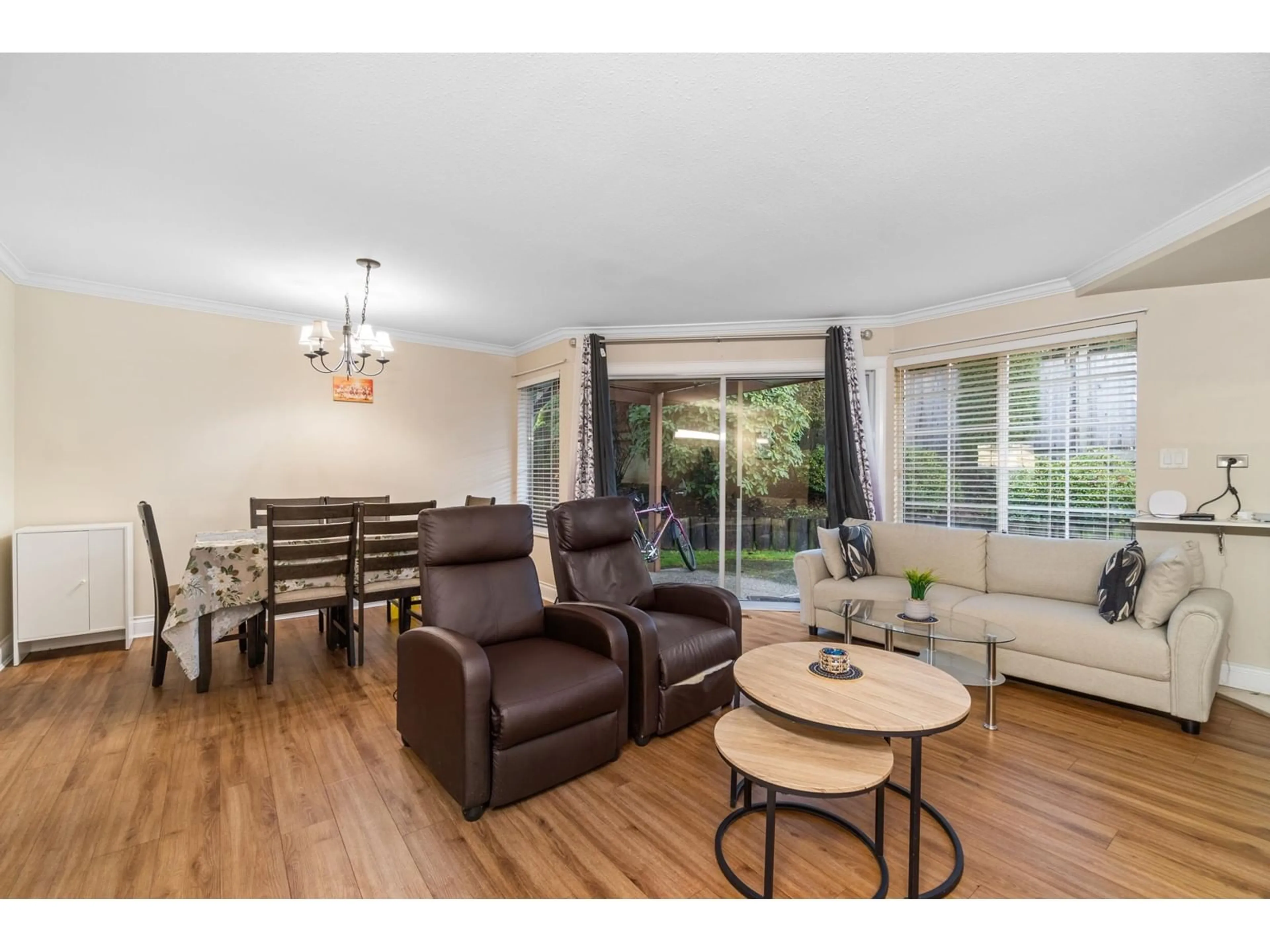 Living room with furniture, wood/laminate floor for 1 32659 GEORGE FERGUSON WAY, Abbotsford British Columbia V2T4E4