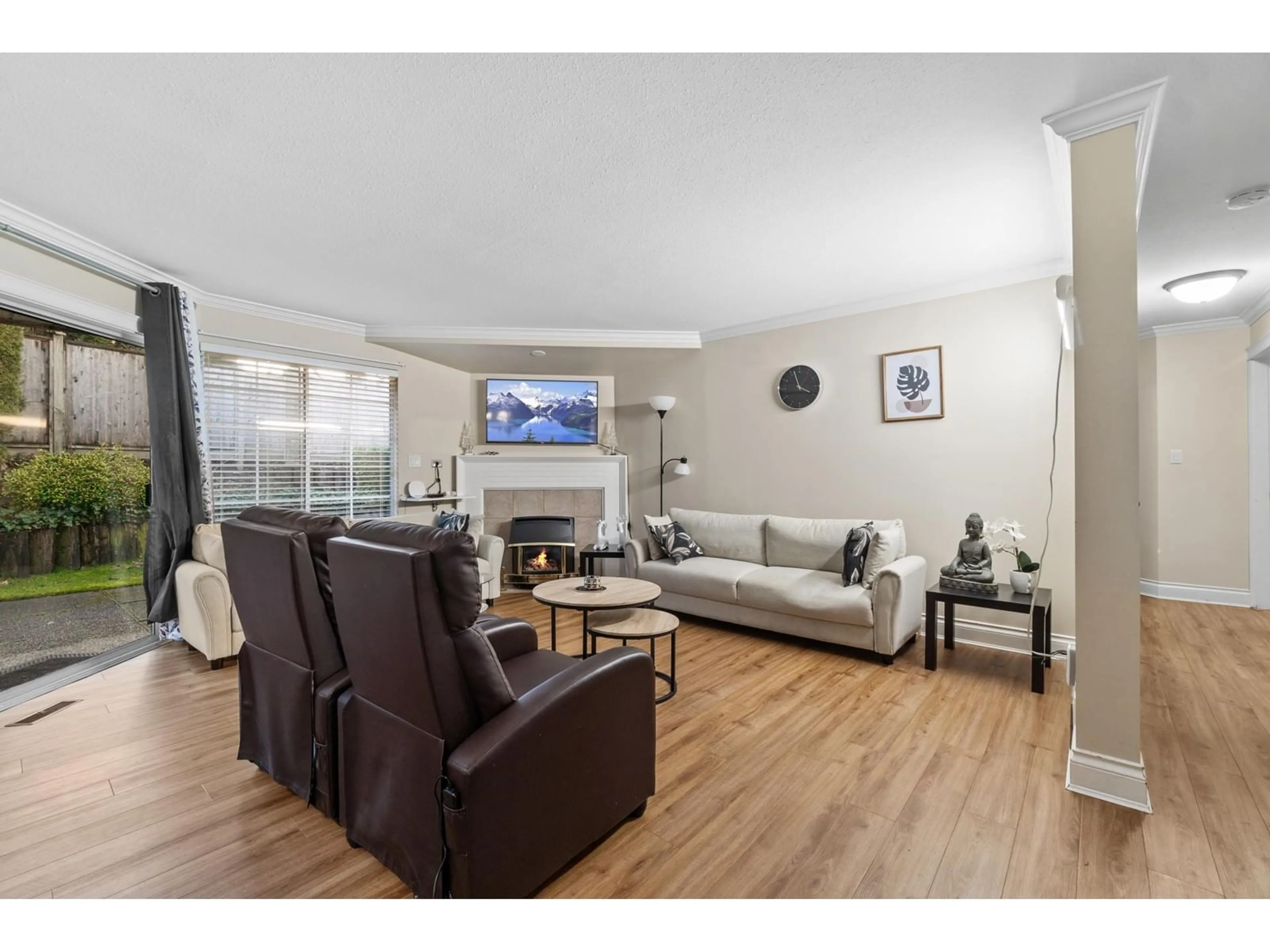 Living room with furniture, wood/laminate floor for 1 32659 GEORGE FERGUSON WAY, Abbotsford British Columbia V2T4E4