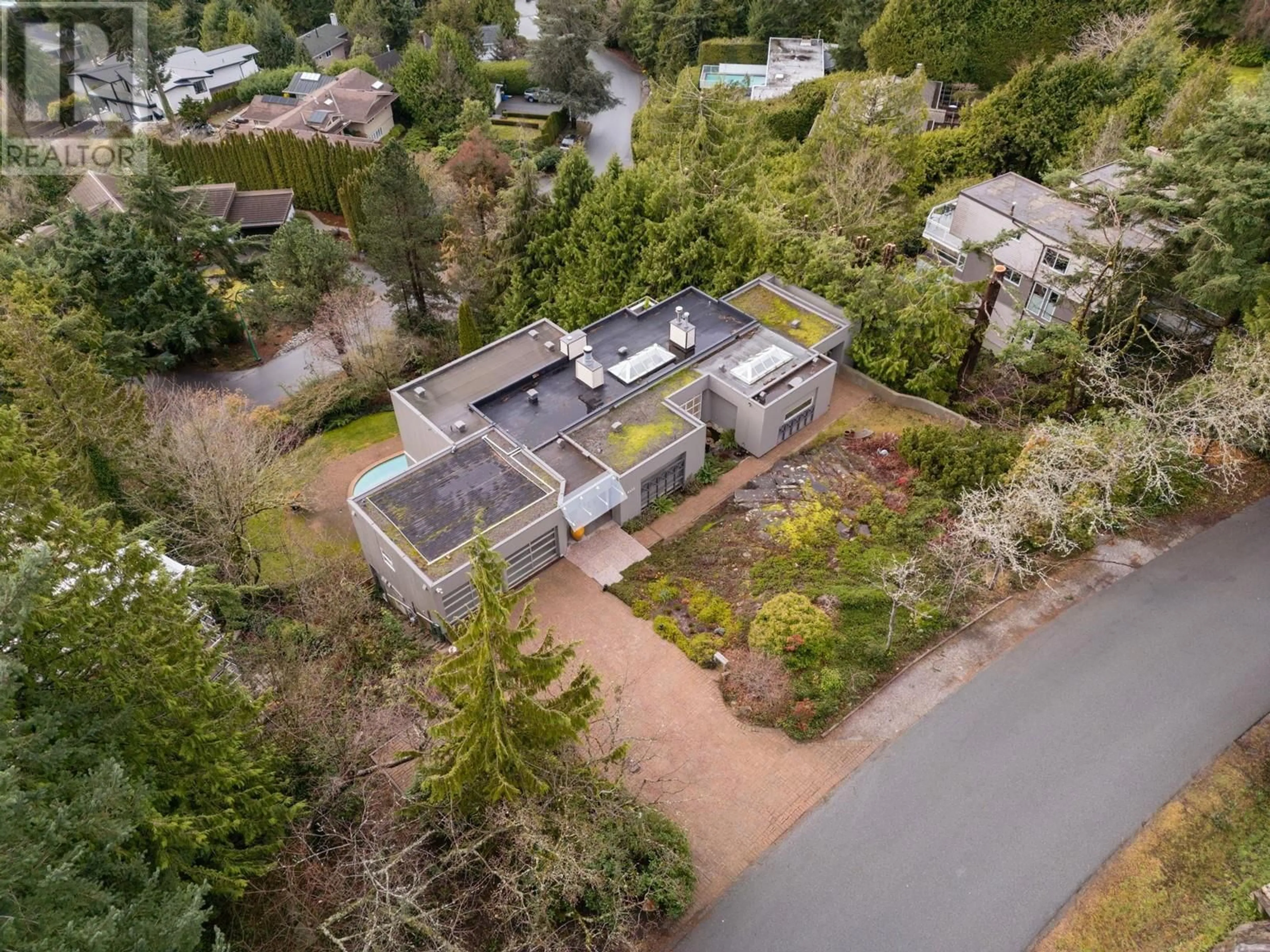 A pic from outside/outdoor area/front of a property/back of a property/a pic from drone, street for 4655 WOODGREEN DRIVE, West Vancouver British Columbia V7S2V4