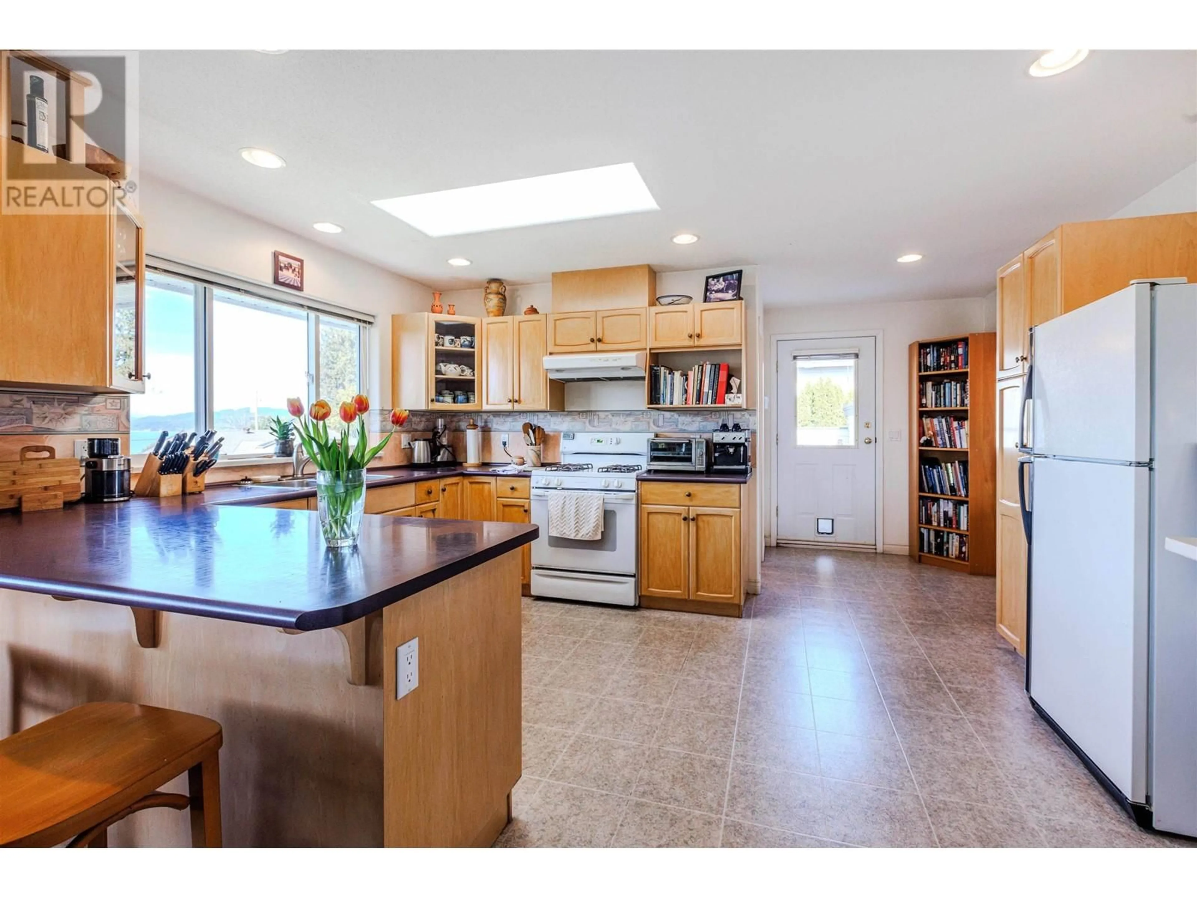 Open concept kitchen, ceramic/tile floor for 4757 TAMARACK PLACE, Sechelt British Columbia V7Z0E8