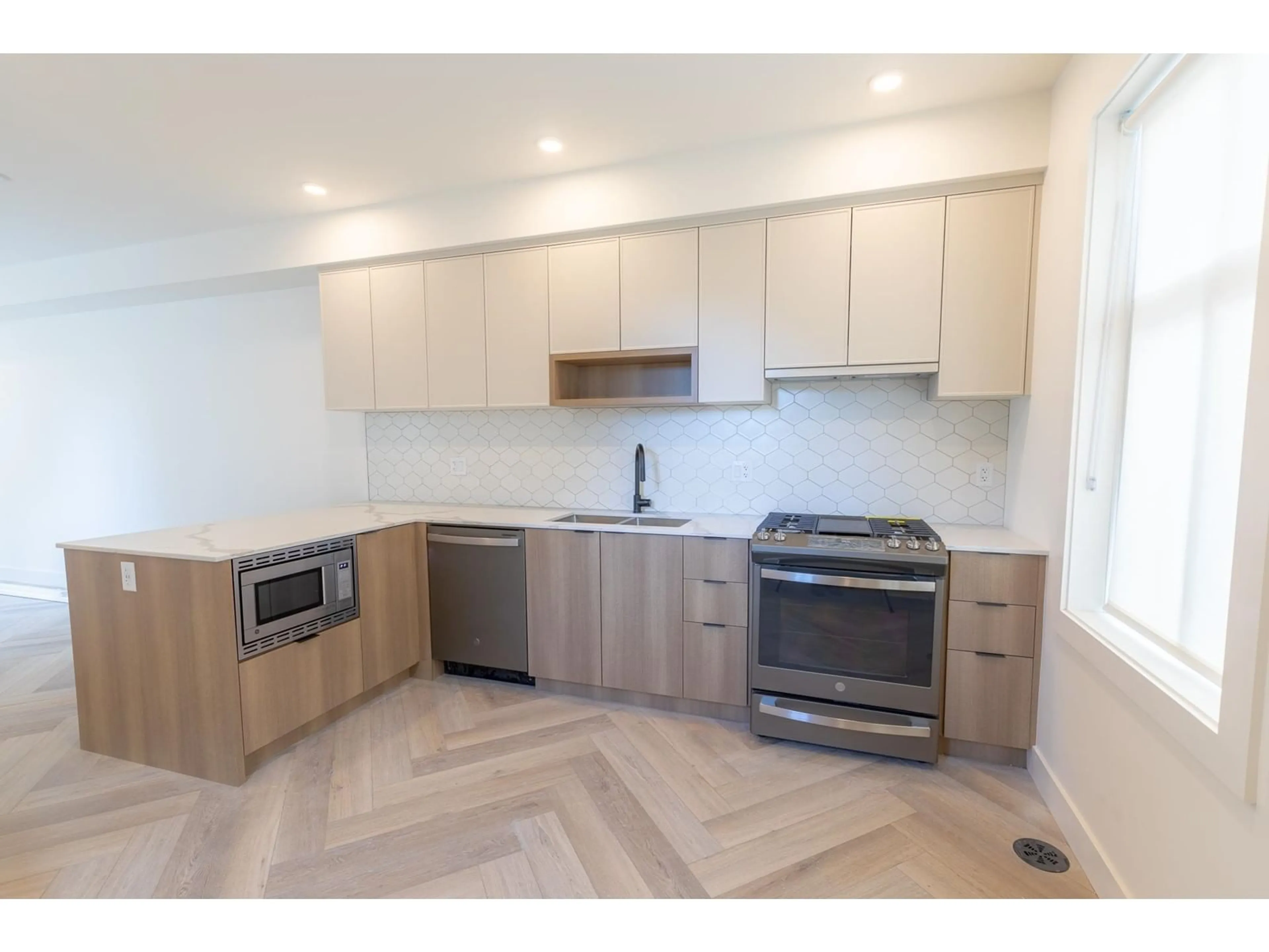 Standard kitchen, wood/laminate floor for 157 2350 165 STREET, Surrey British Columbia V3Z1J5