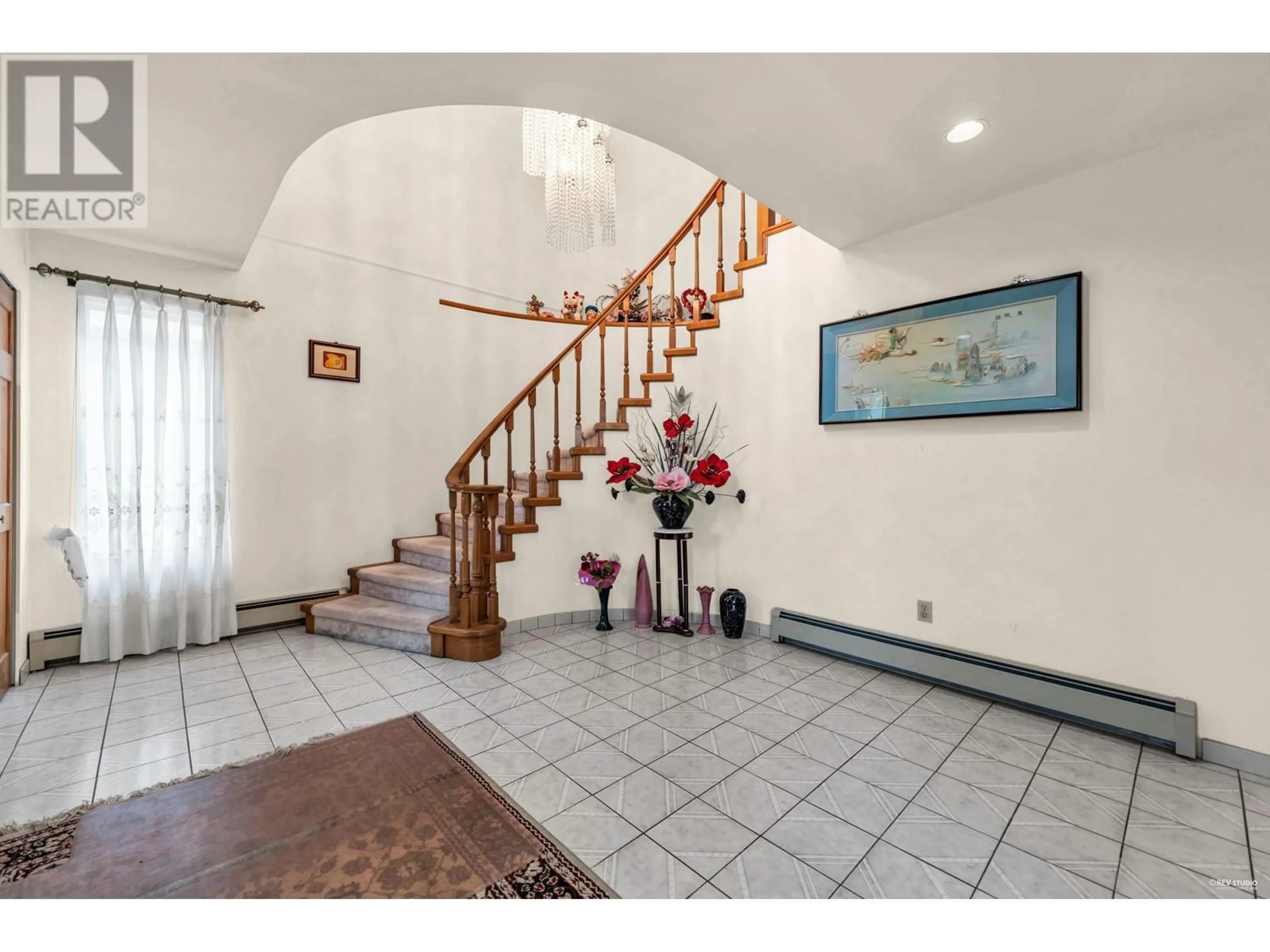 Indoor foyer for 2218 UPLAND DRIVE, Vancouver British Columbia V5P2E3