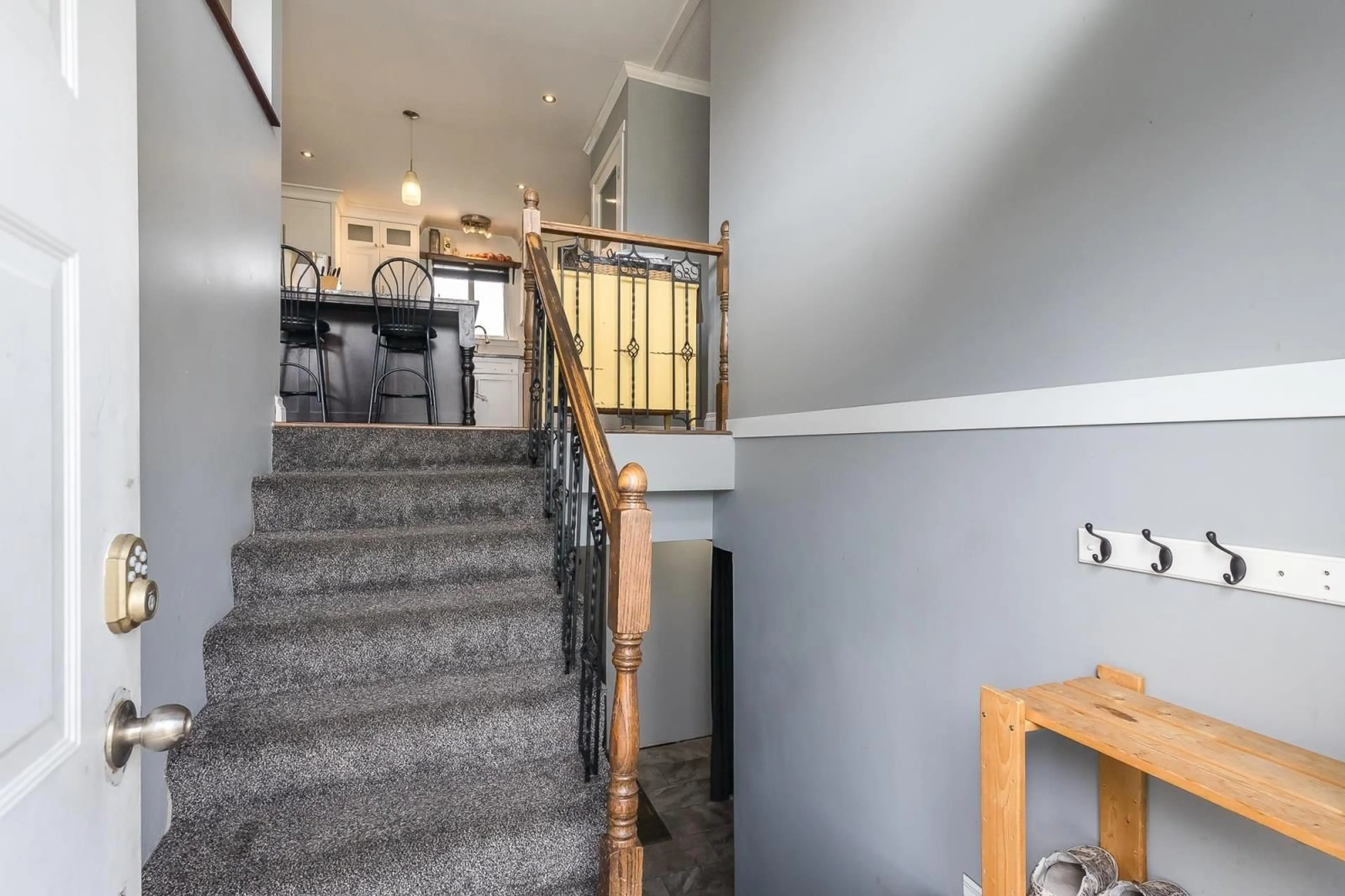 Indoor foyer for 8895 HAZEL STREET|Chilliwack Proper Sout, Chilliwack British Columbia V2P7C7