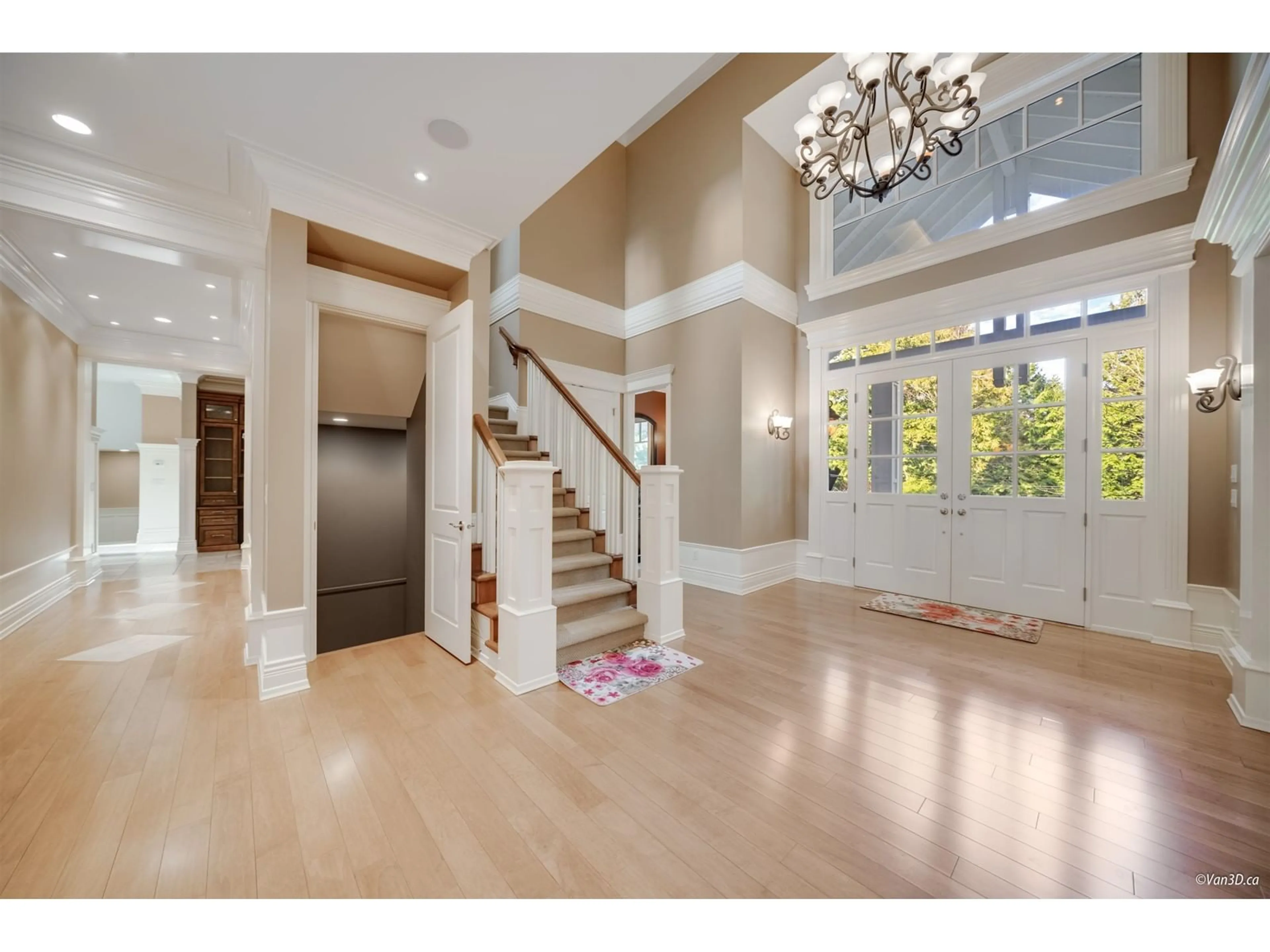 Indoor entryway for 13464 VINE MAPLE DRIVE, Surrey British Columbia V4P1W9