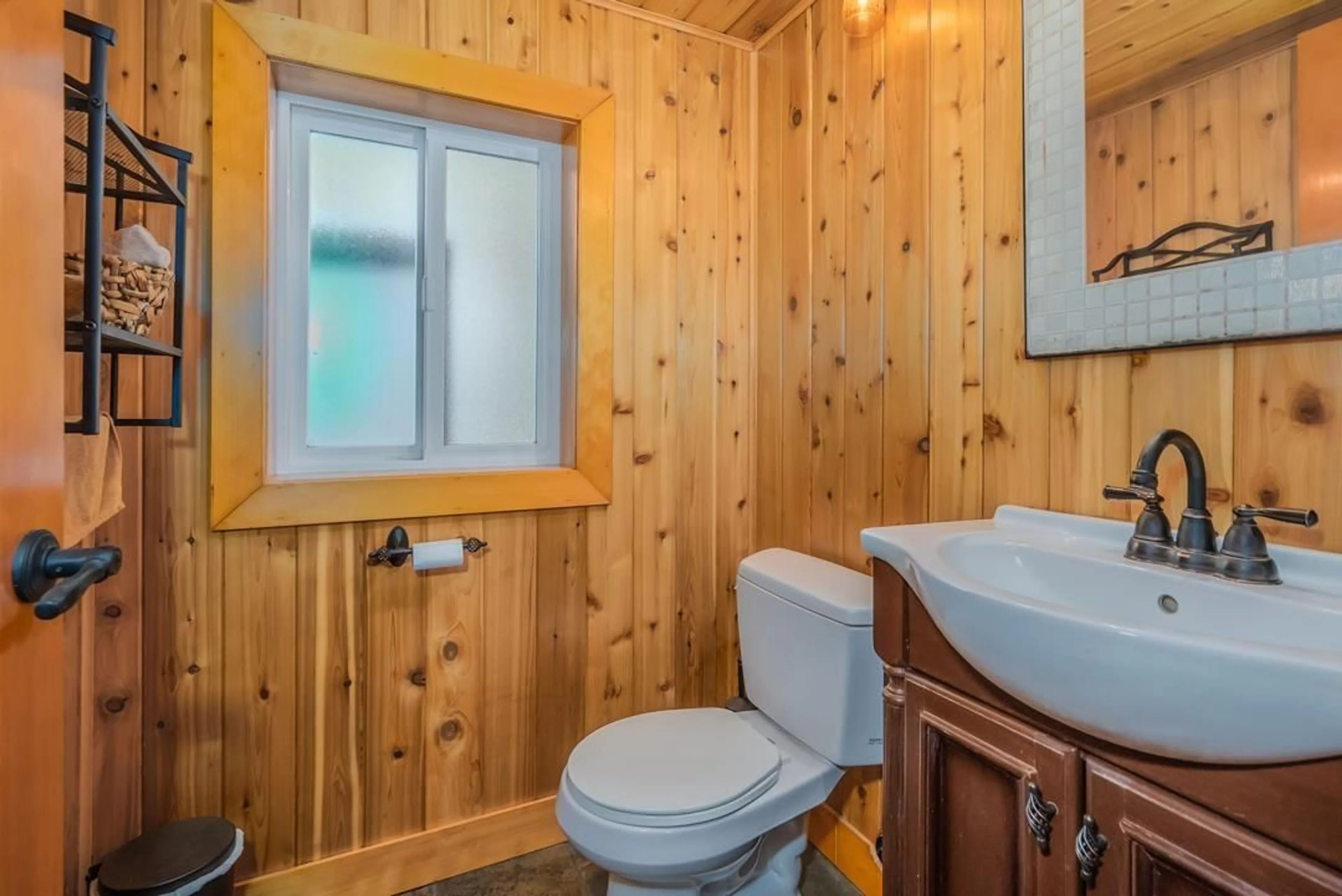 Standard bathroom, unknown for 45380 STEVENSON ROAD|Sardis South, Chilliwack British Columbia V2R2Z7