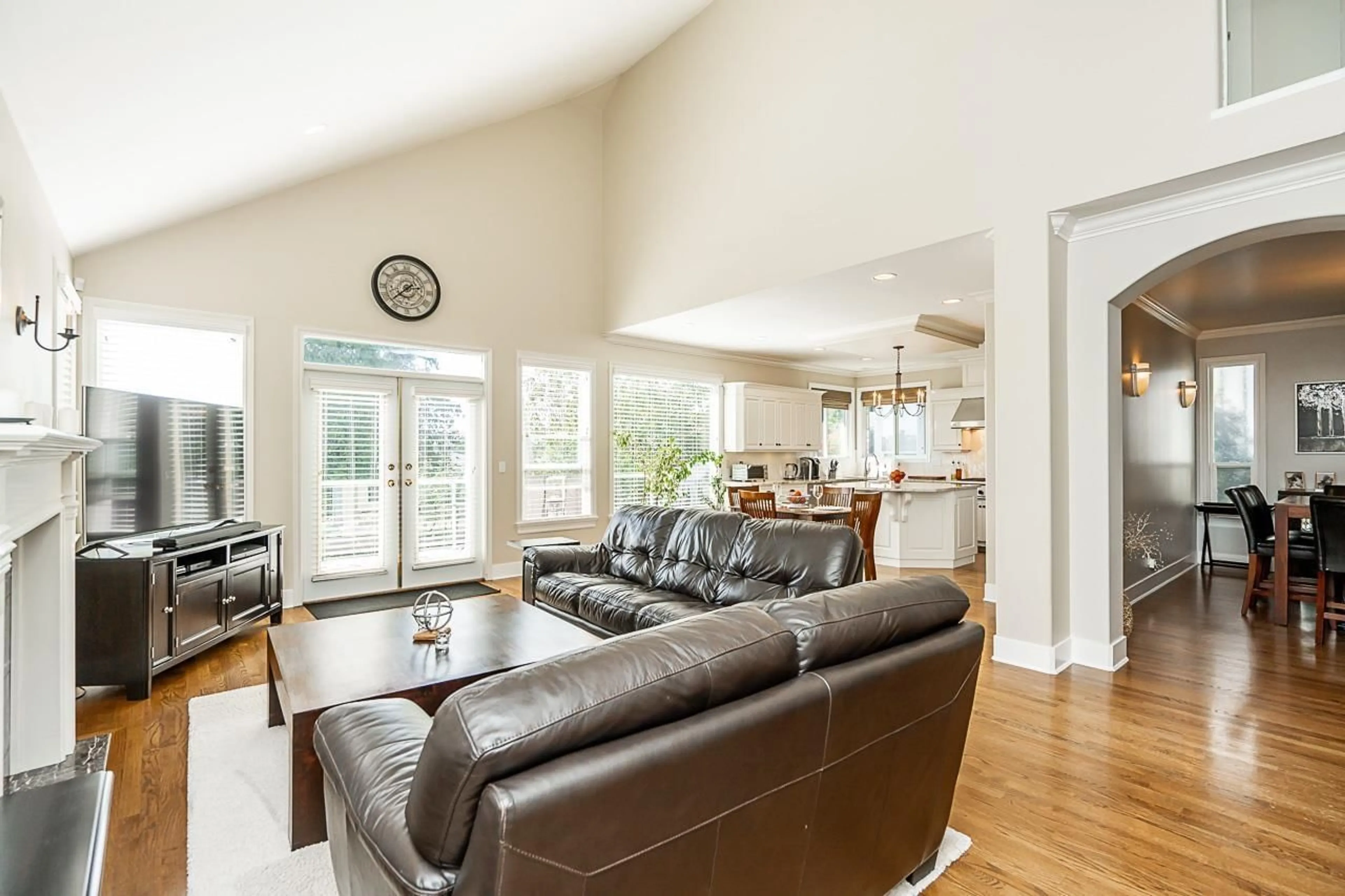 Living room with furniture, unknown for 15316 SEQUOIA DRIVE, Surrey British Columbia V3S8N4