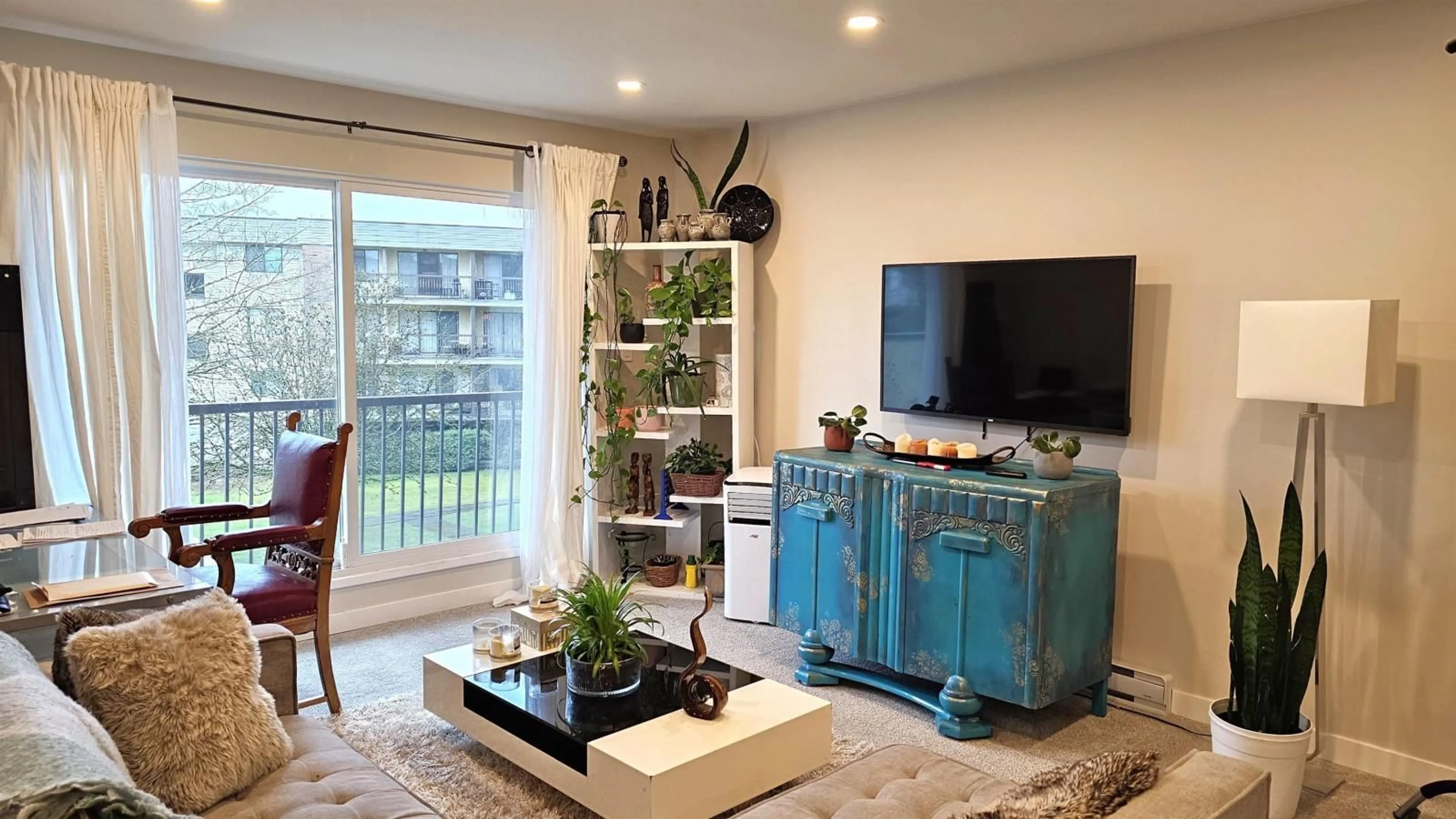 Living room with furniture, wood/laminate floor for 214 45598 MCINTOSH DRIVE|Chilliwack Prop, Chilliwack British Columbia V2P7J3