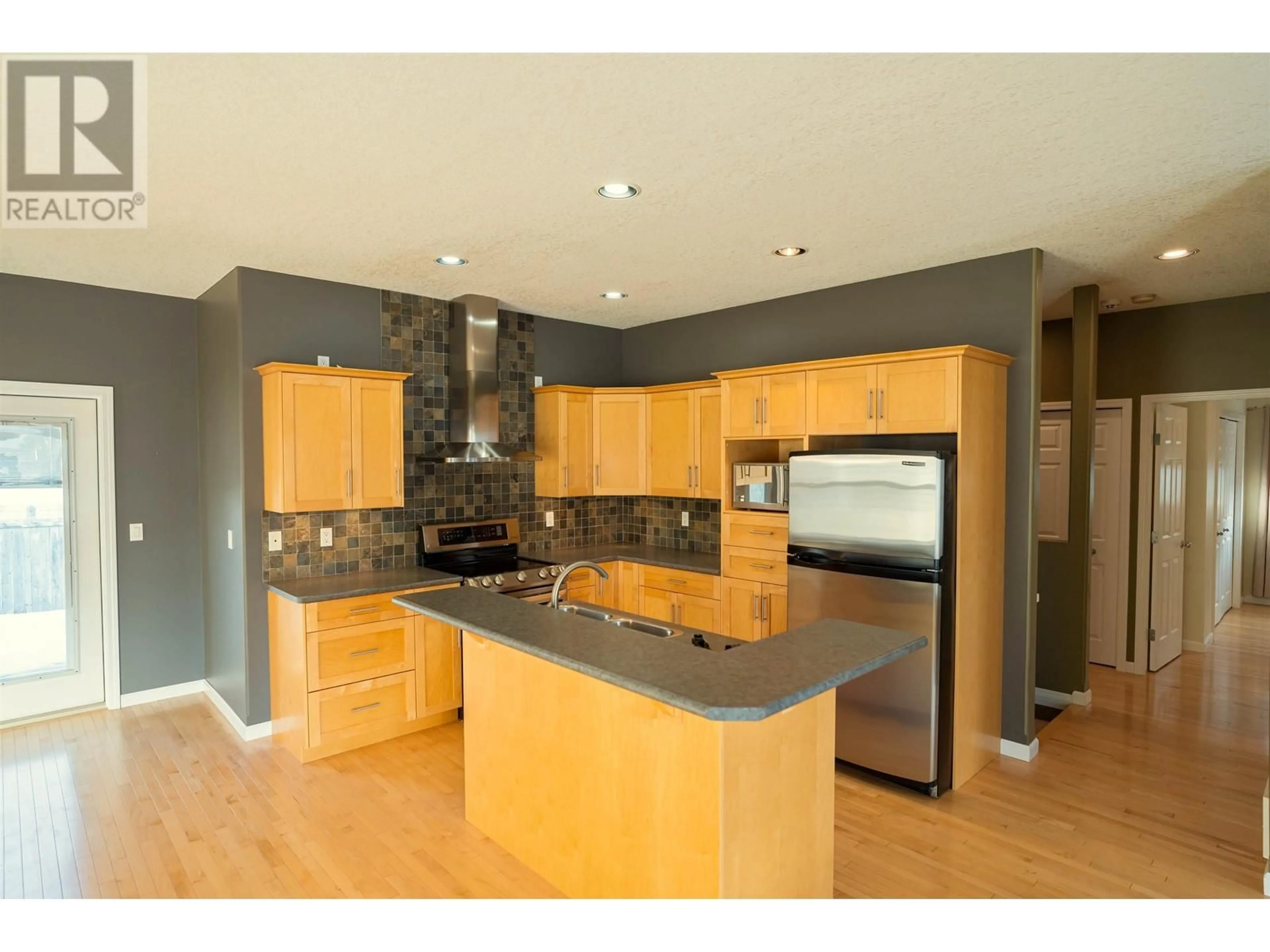 Contemporary kitchen, wood/laminate floor for 9612 113 AVENUE, Fort St. John British Columbia V1J2X2