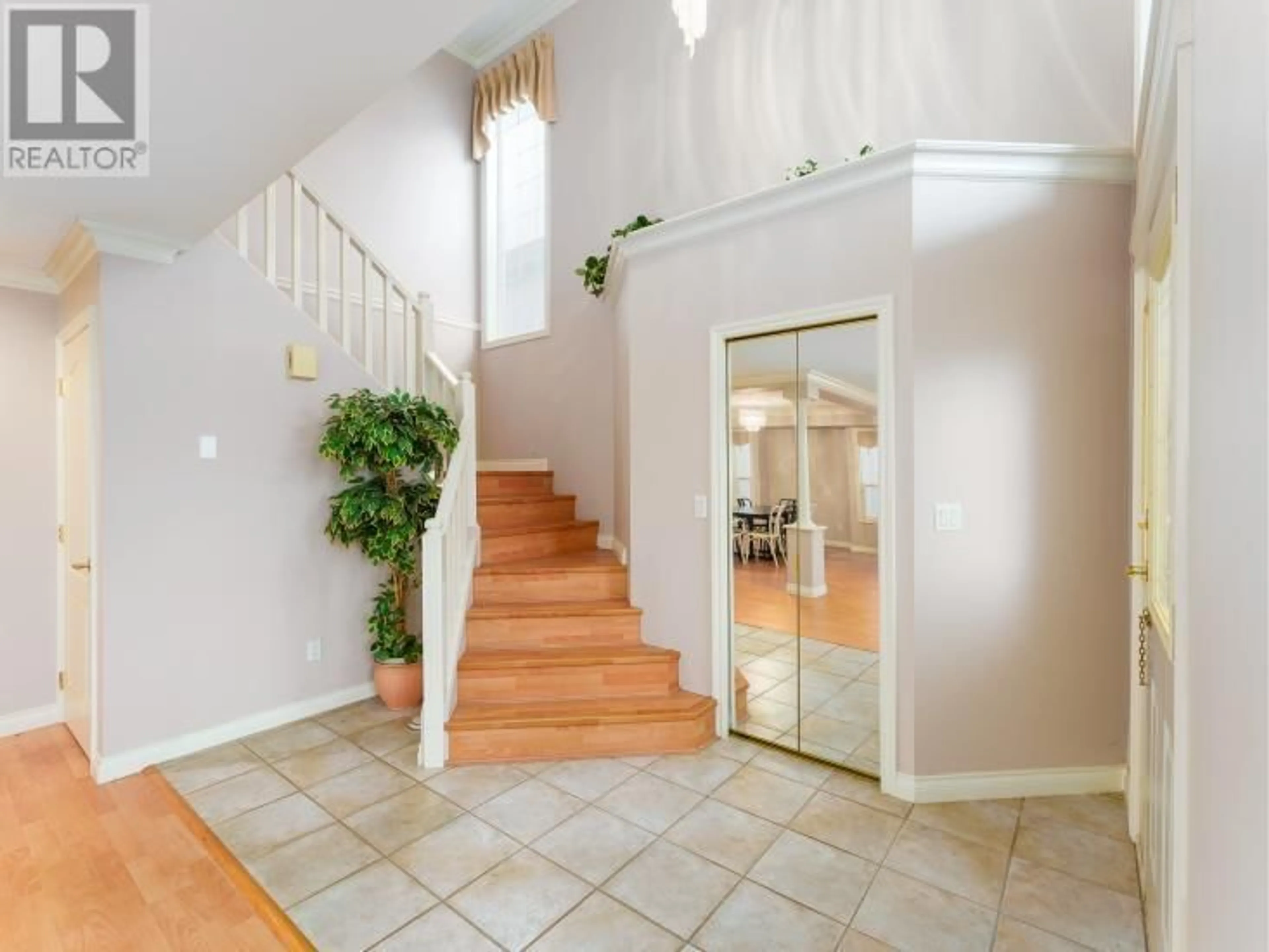 Indoor foyer for 2923 PINETREE CLOSE, Coquitlam British Columbia V3E2Z5