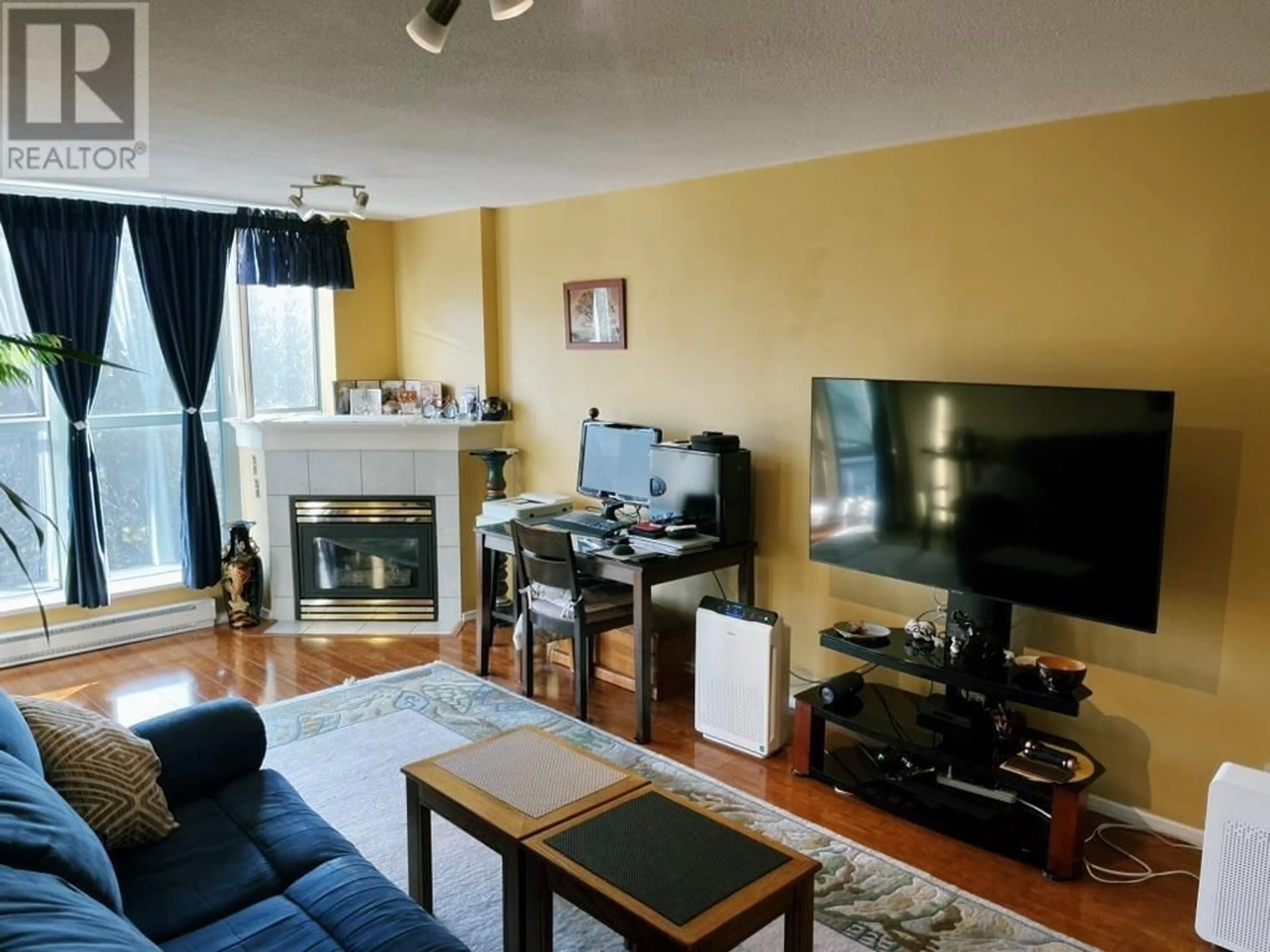 Living room with furniture, wood/laminate floor for 1002 200 NEWPORT DRIVE, Port Moody British Columbia V3H5B7