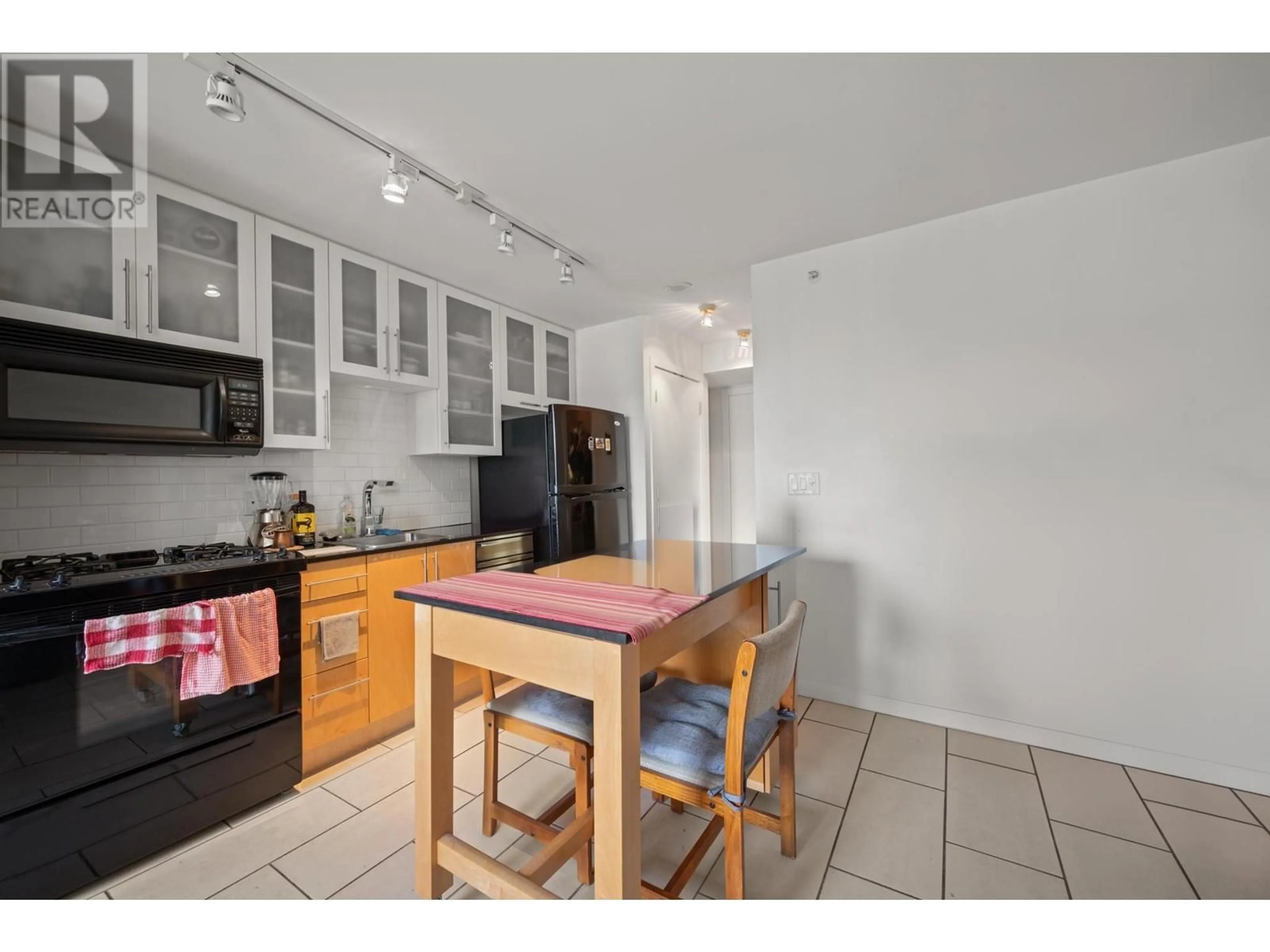 Standard kitchen, unknown for 1801 1225 RICHARDS STREET, Vancouver British Columbia V6B1E6