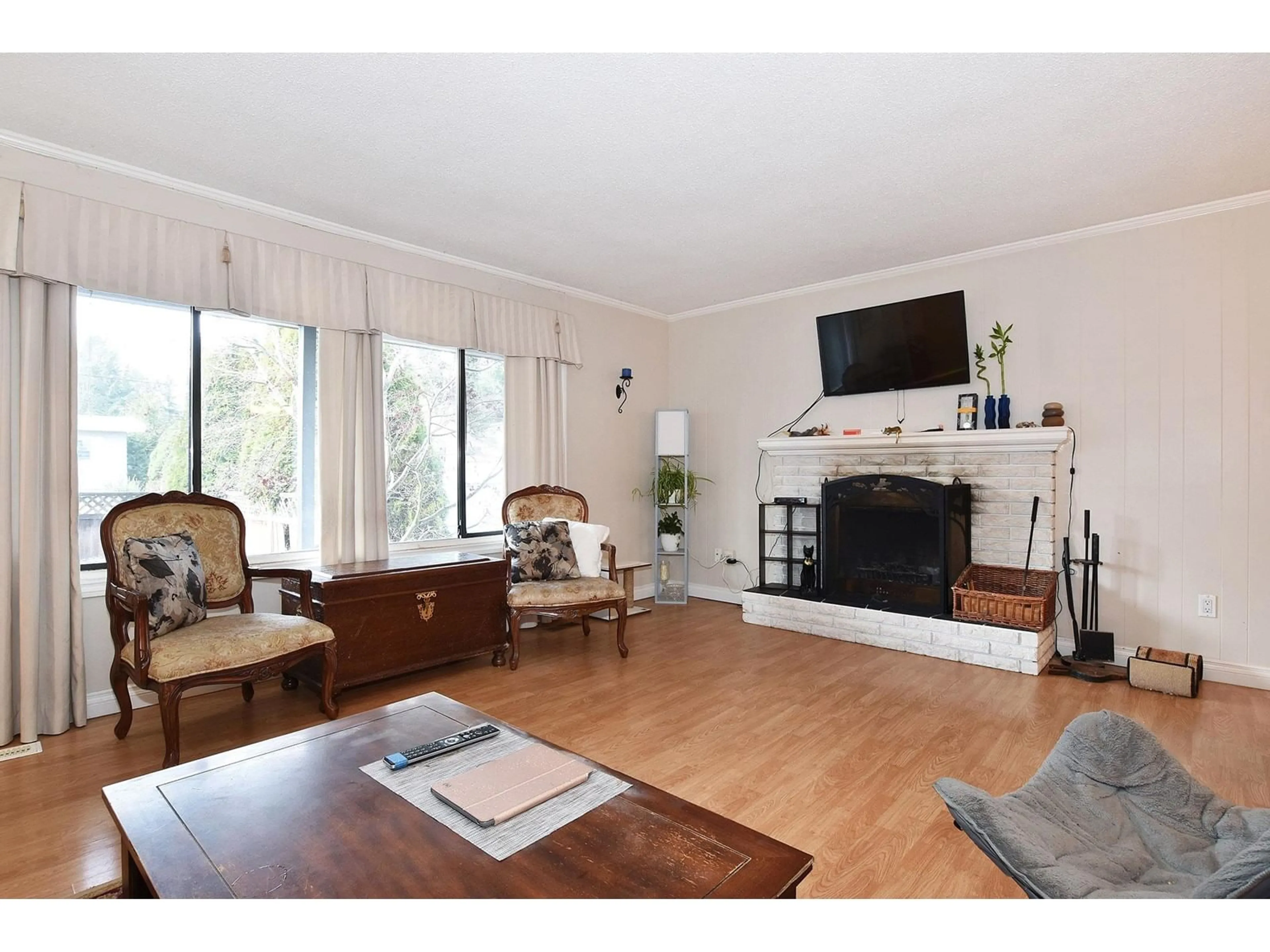 Living room with furniture, wood/laminate floor for 2982 PRINCESS STREET, Abbotsford British Columbia V2T2S9