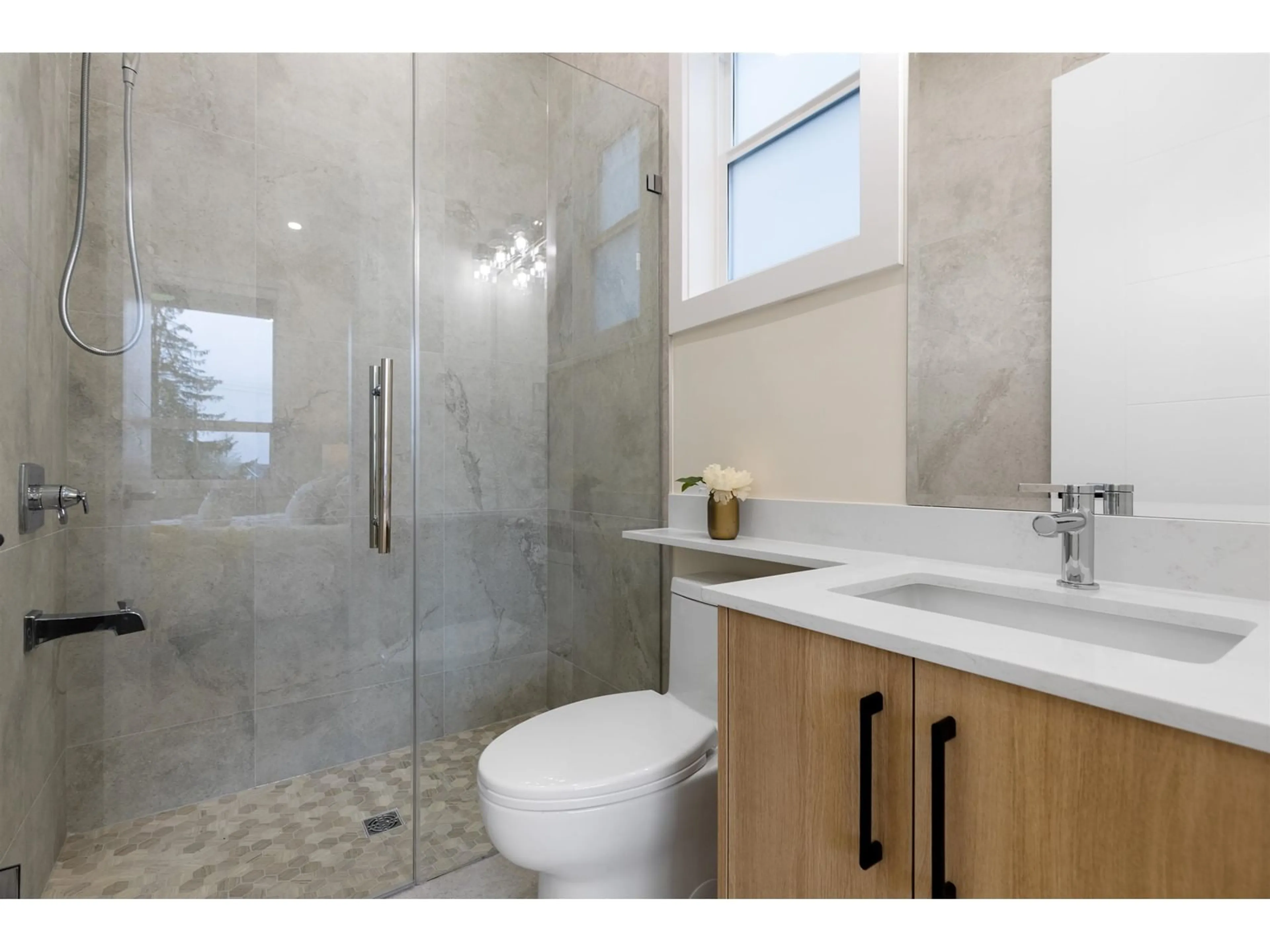 Standard bathroom, ceramic/tile floor for 20146 82 AVENUE, Langley British Columbia V2Y2A8