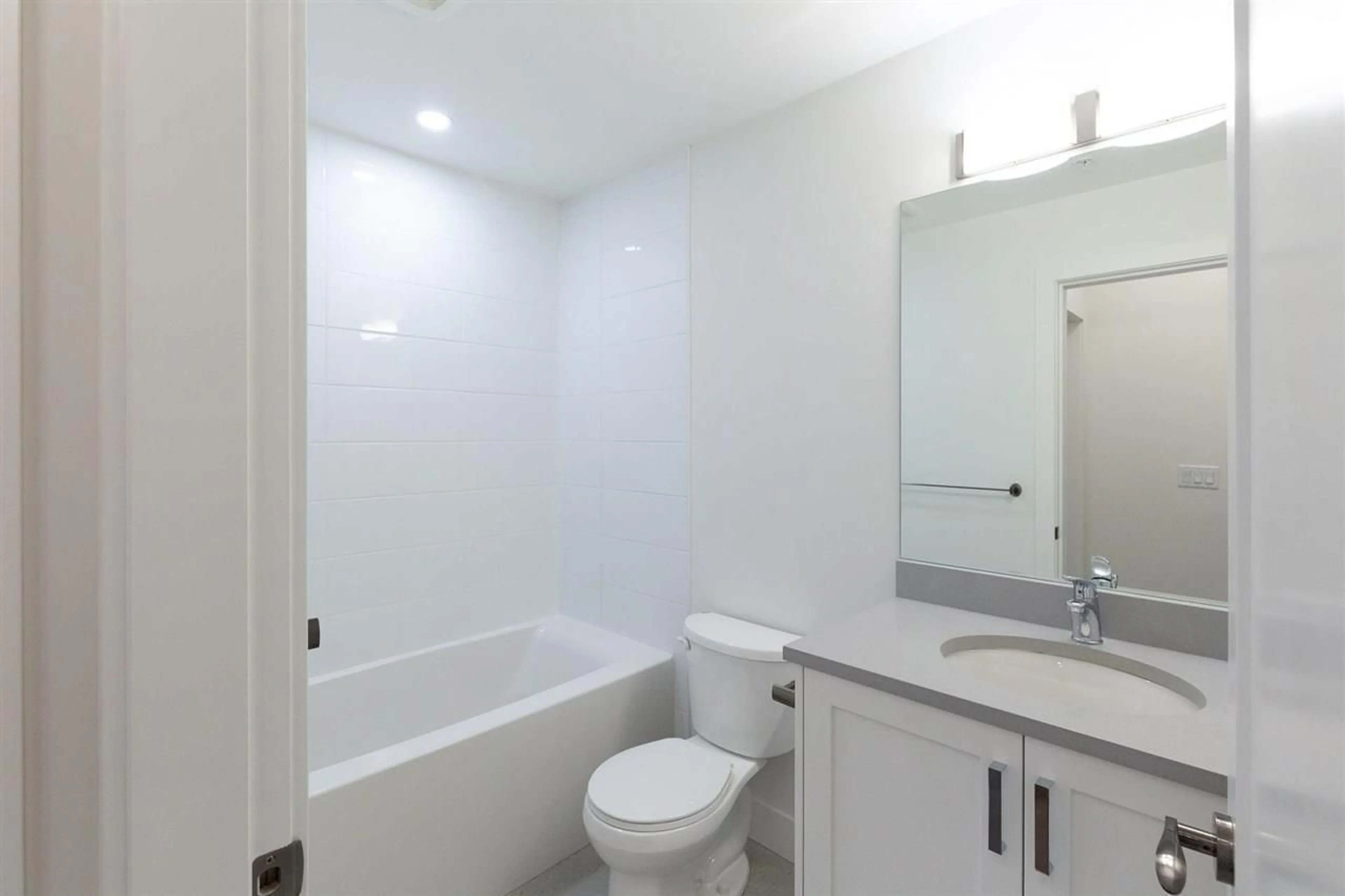 Standard bathroom, unknown for 404 33568 GEORGE FERGUSON WAY, Abbotsford British Columbia V2S2L8