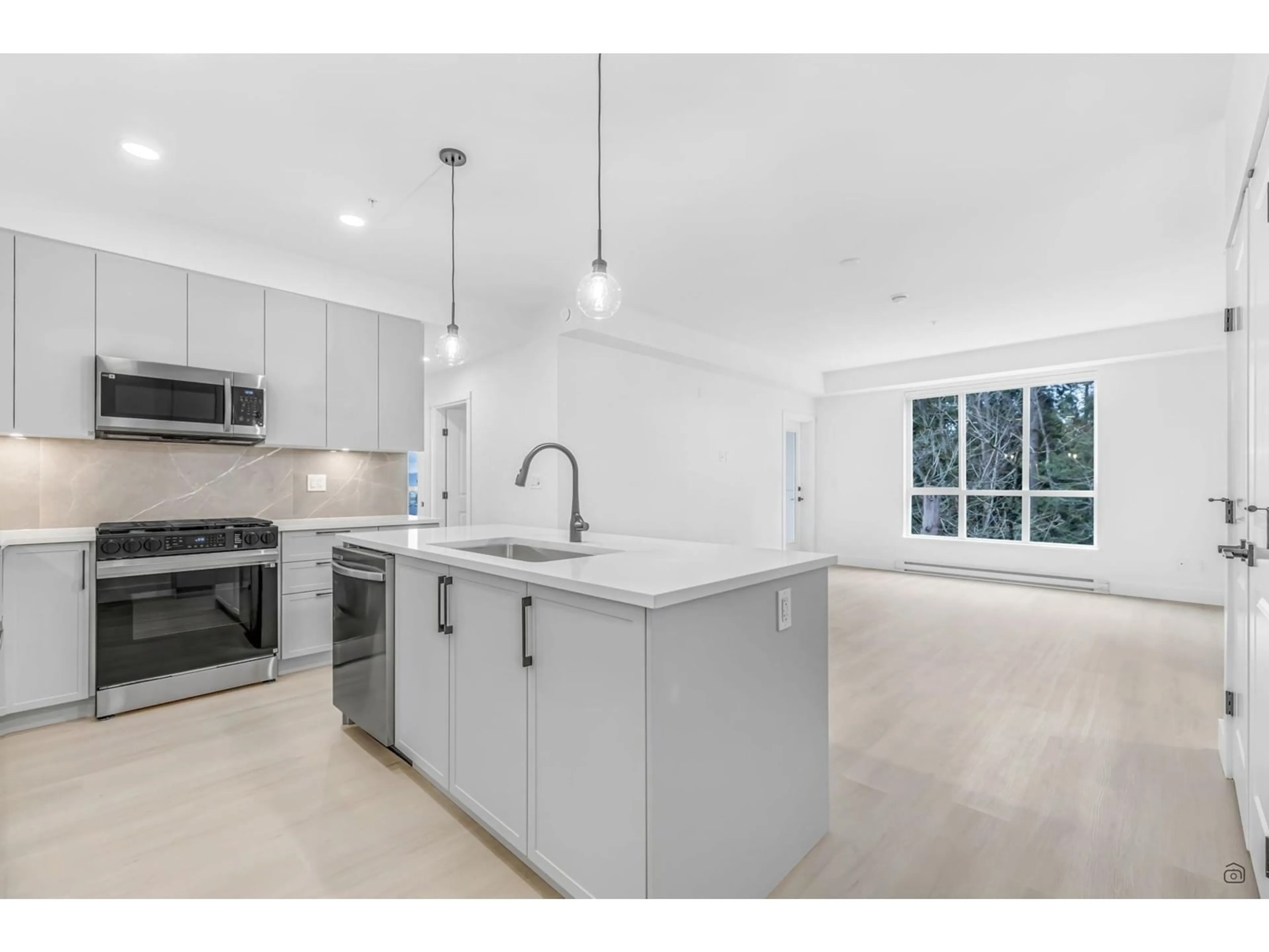 Open concept kitchen, ceramic/tile floor for 401 3480 146A STREET, Surrey British Columbia V4P0H6