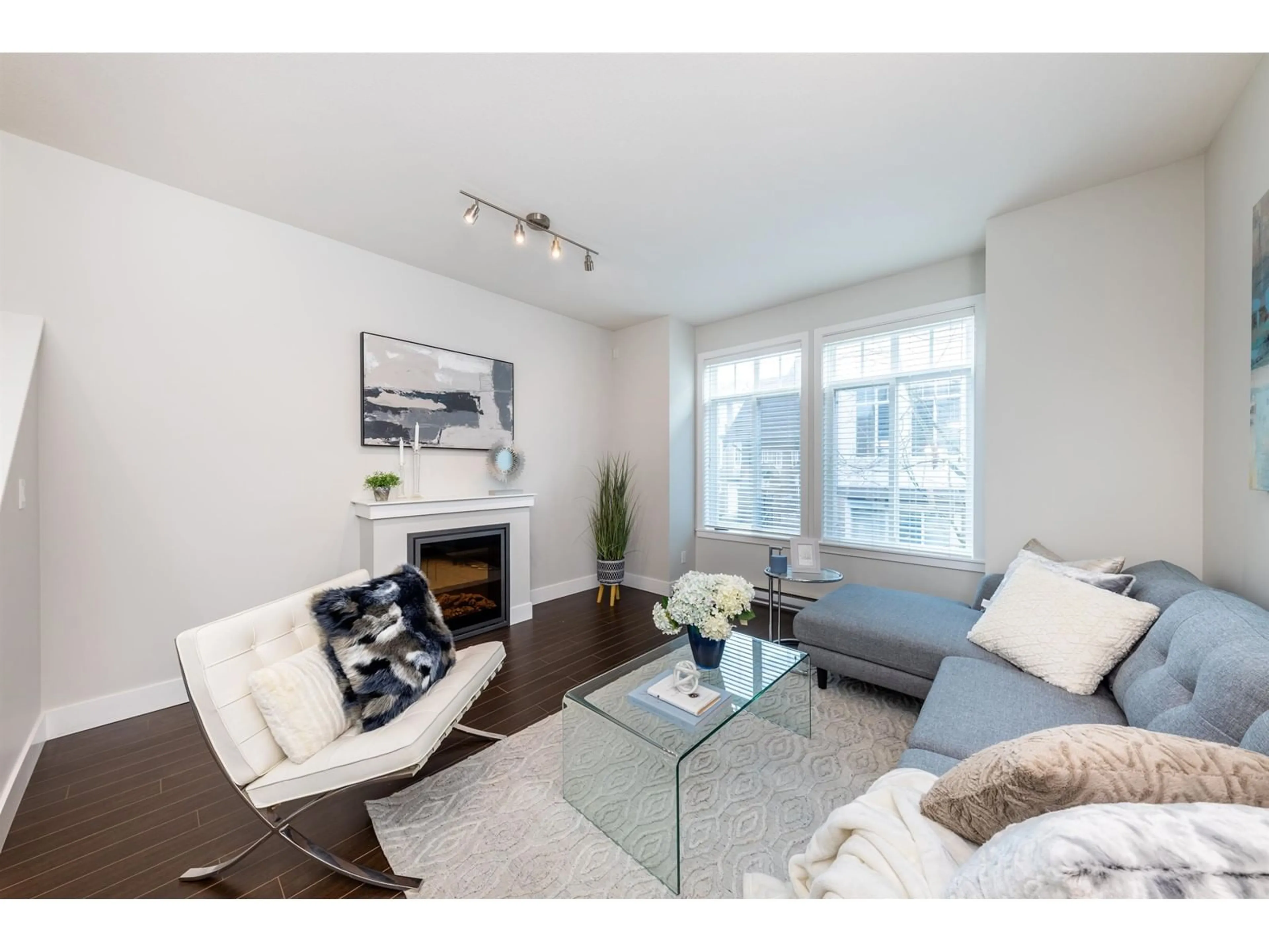 Living room with furniture, wood/laminate floor for 42 - 8250 209B, Langley British Columbia V2Y0J7