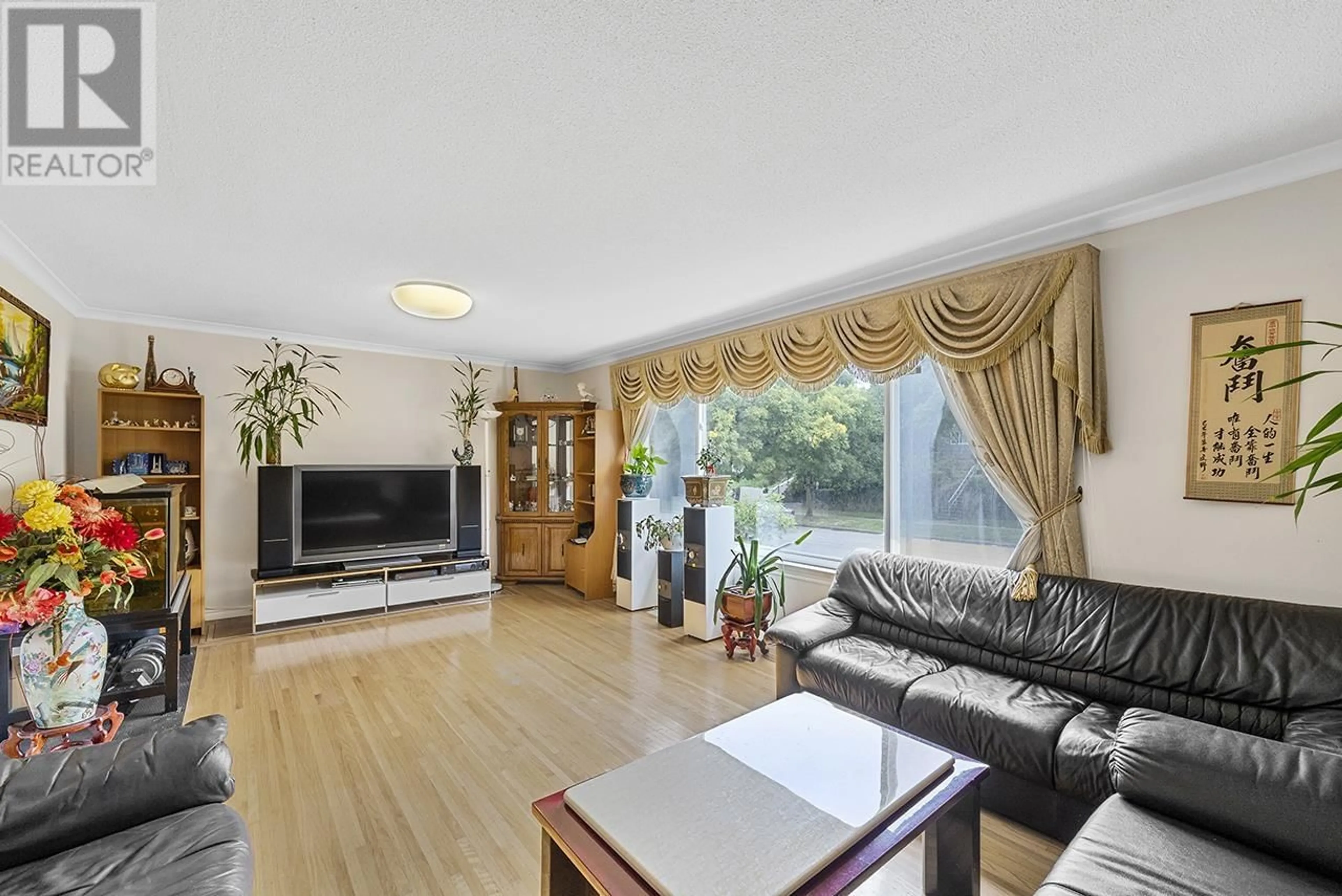 Living room with furniture, wood/laminate floor for 5595 DUMFRIES STREET, Vancouver British Columbia V5P3A5