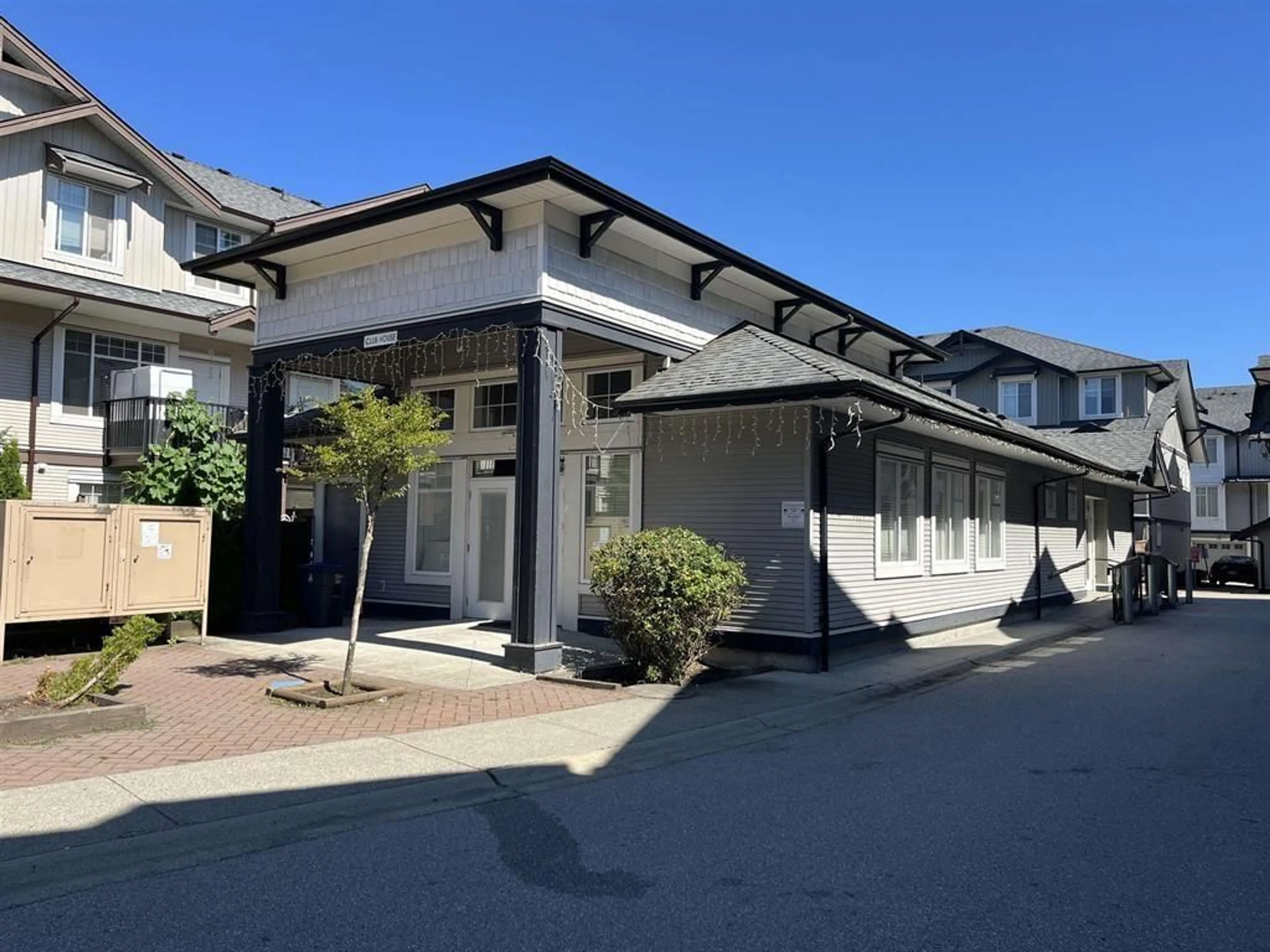 Indoor foyer for 63 7156 144 STREET, Surrey British Columbia V3W1V5