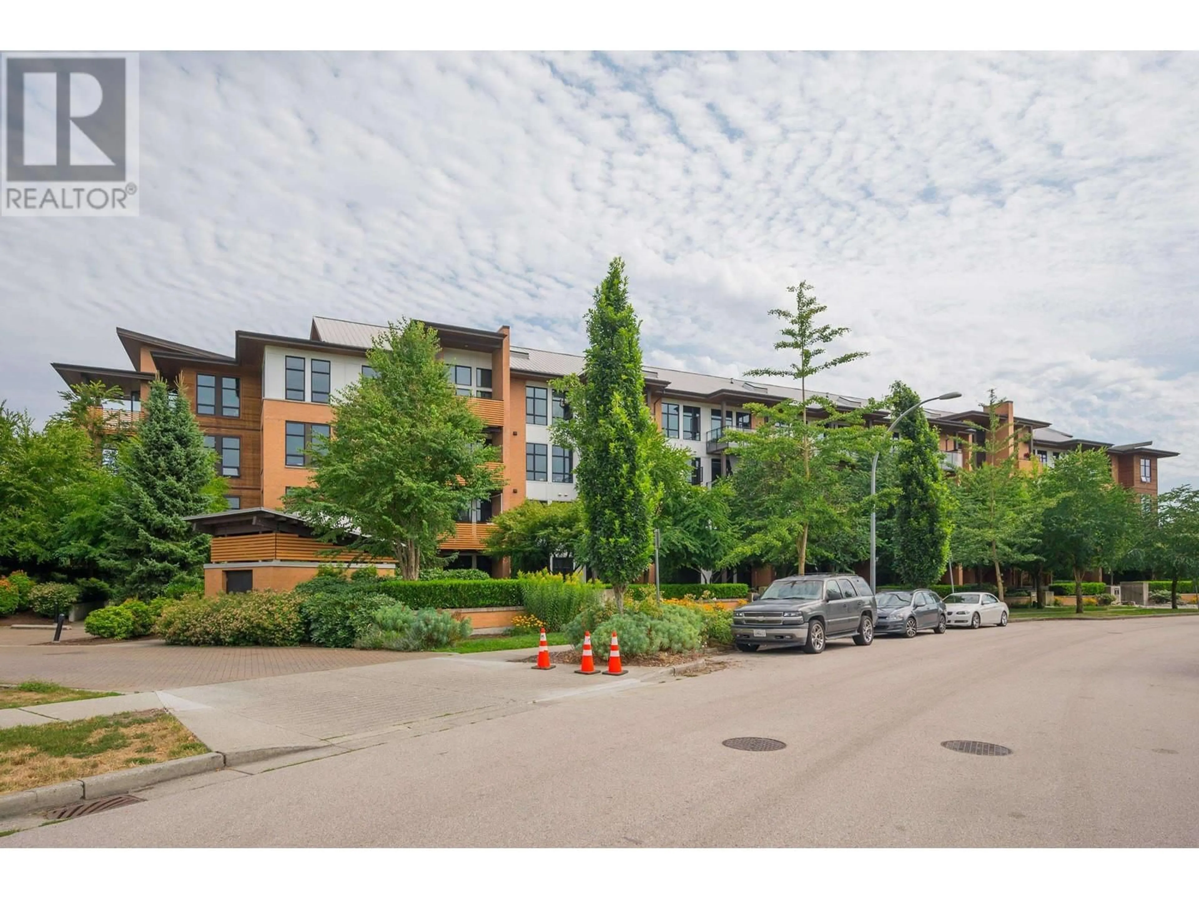 A pic from outside/outdoor area/front of a property/back of a property/a pic from drone, street for 215 220 SALTER STREET, New Westminster British Columbia V3M0H4