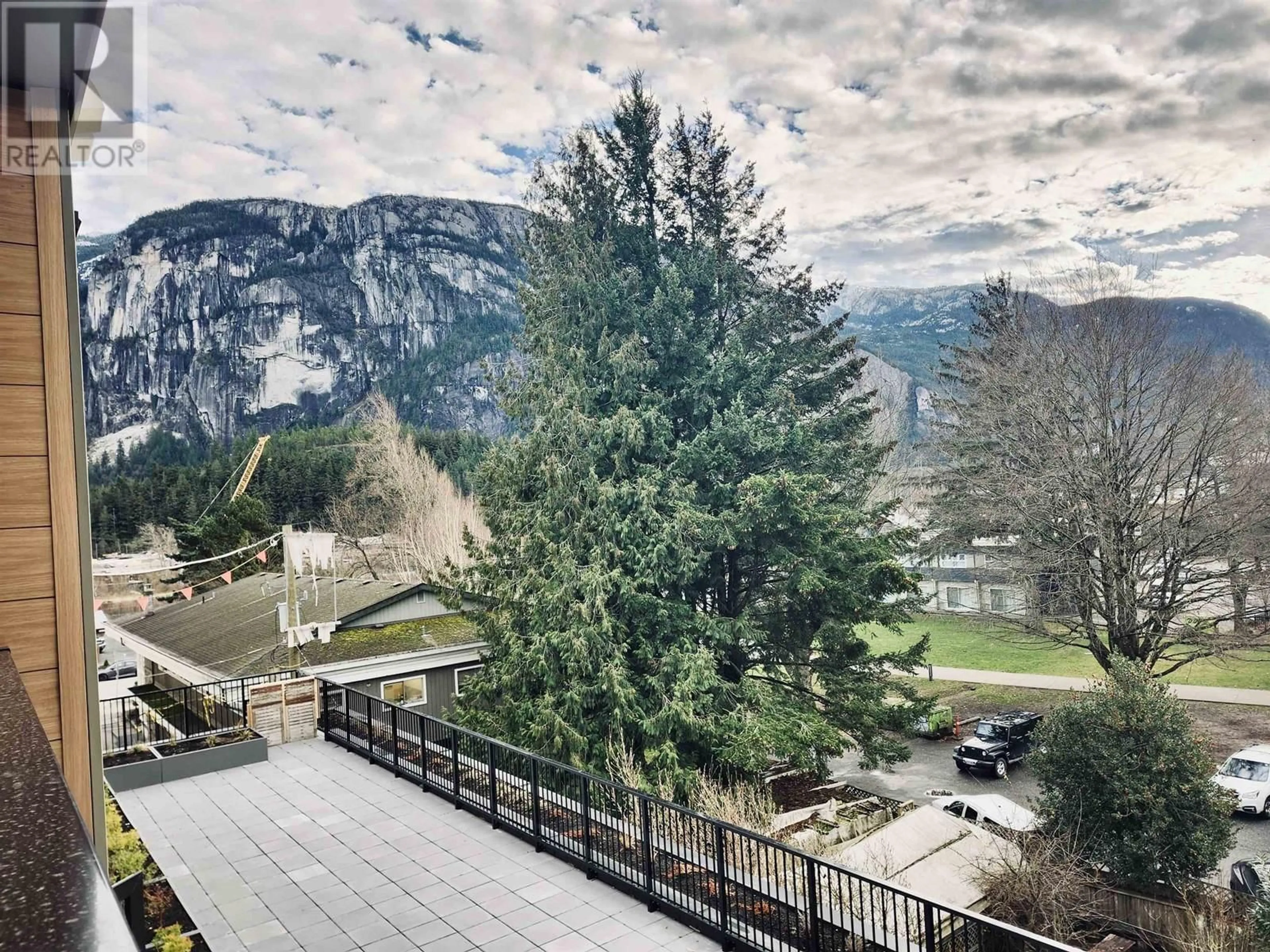 A pic from outside/outdoor area/front of a property/back of a property/a pic from drone, mountain view for 404 1360 VICTORIA STREET, Squamish British Columbia V8B0C3