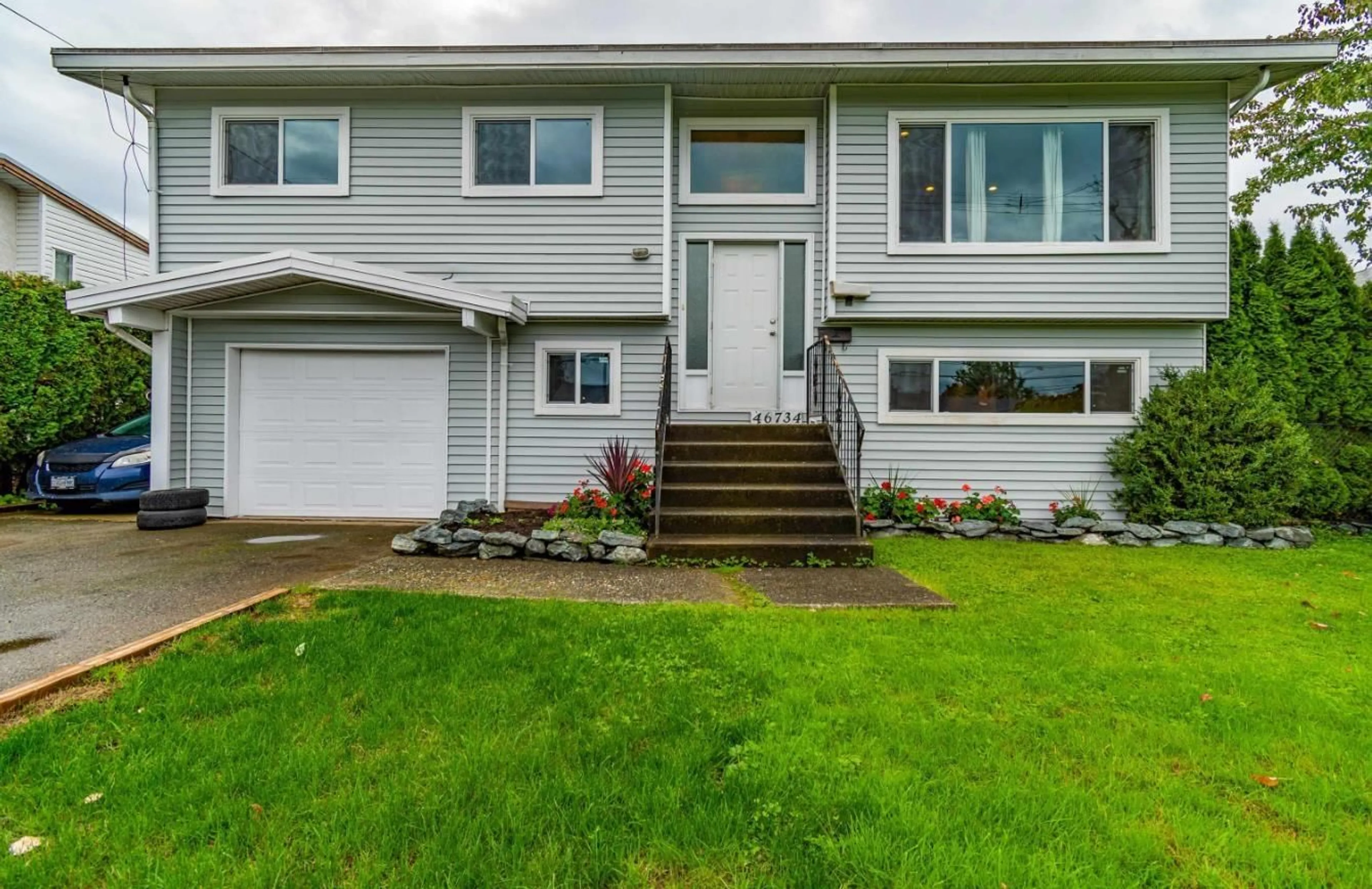 Home with vinyl exterior material, street for 46734 FIRST AVENUE, Chilliwack British Columbia V2P1X7