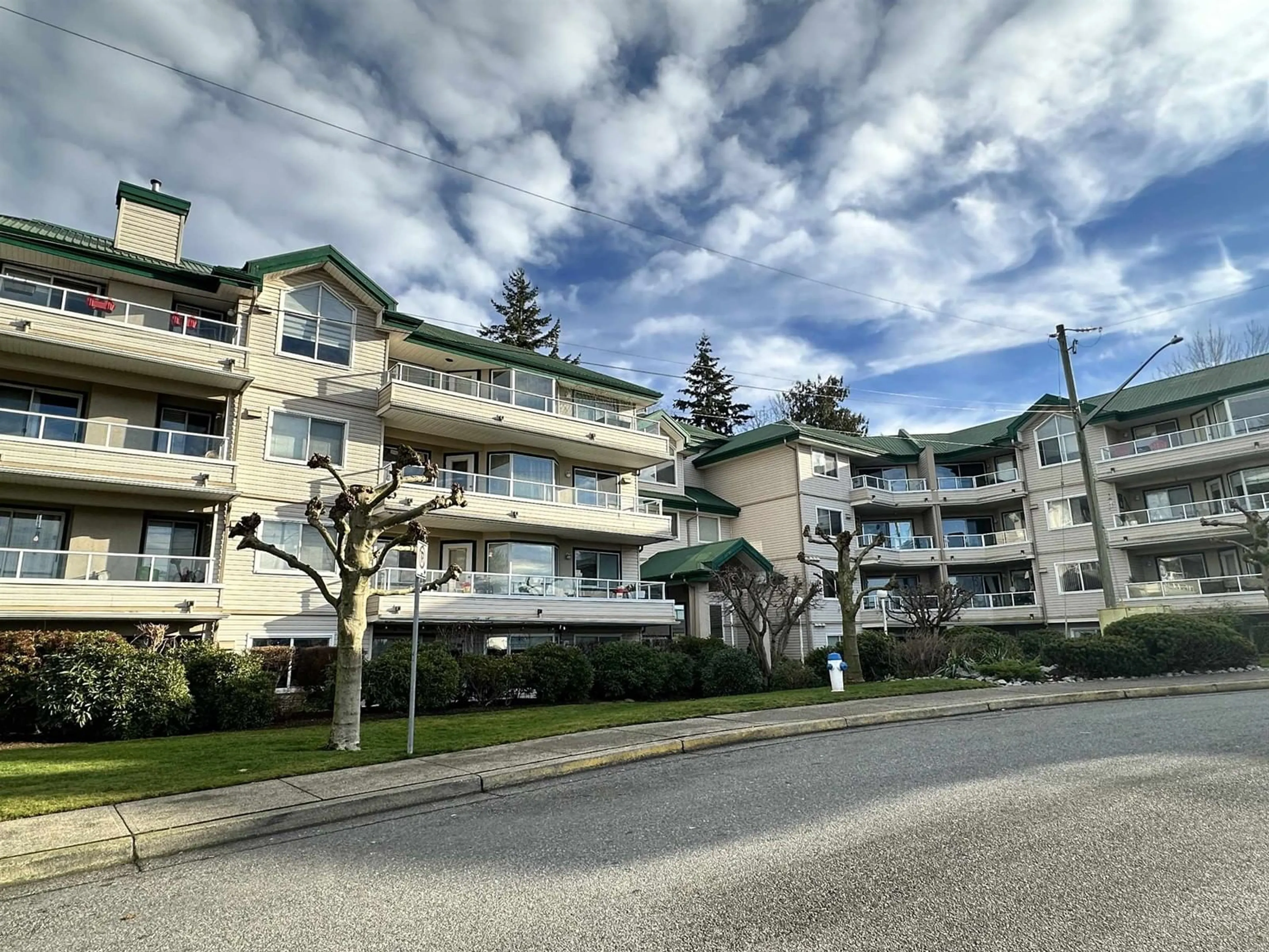 A pic from outside/outdoor area/front of a property/back of a property/a pic from drone, street for 106 2750 FAIRLANE STREET, Abbotsford British Columbia V2S3B6